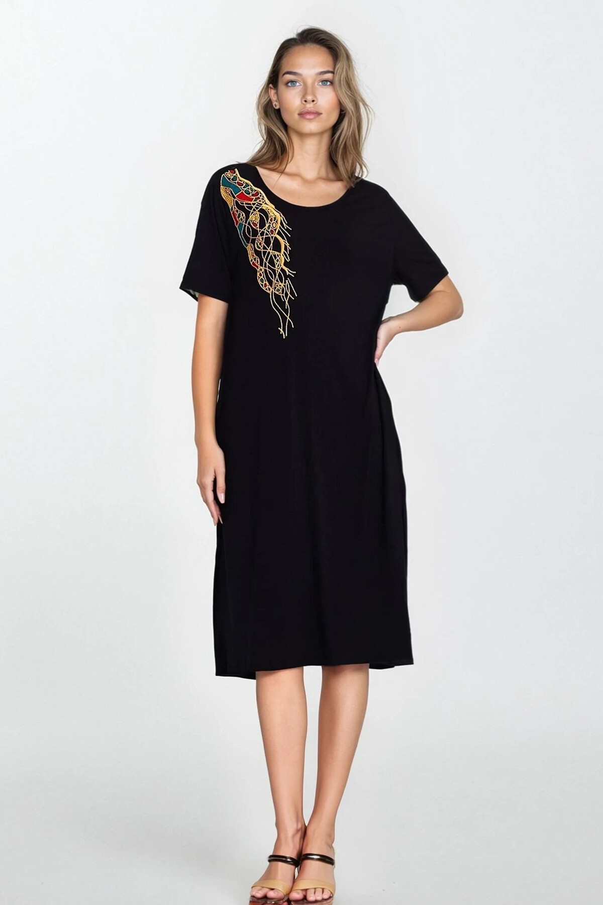 Siyah Nakış İşlemeli Geniş Yaka Çift Cepli Büyük Beden Elbise