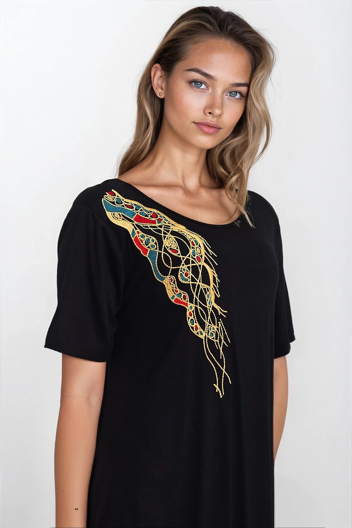 Siyah Nakış İşlemeli Geniş Yaka Çift Cepli Büyük Beden Elbise