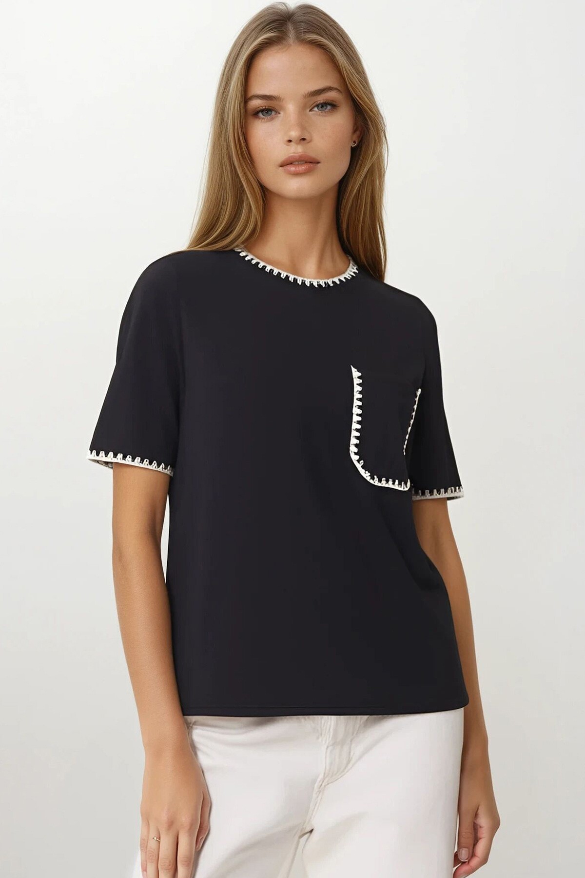 Siyah Nakış İşlemeli Tek Cepli T-Shirt