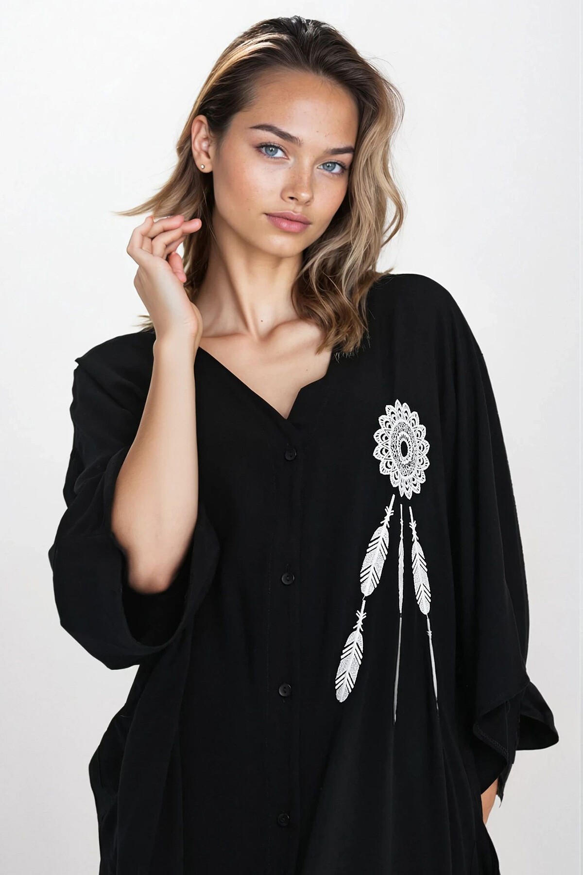 Siyah Nakış İşlemleli Düğmeli Büyük Beden Elbise