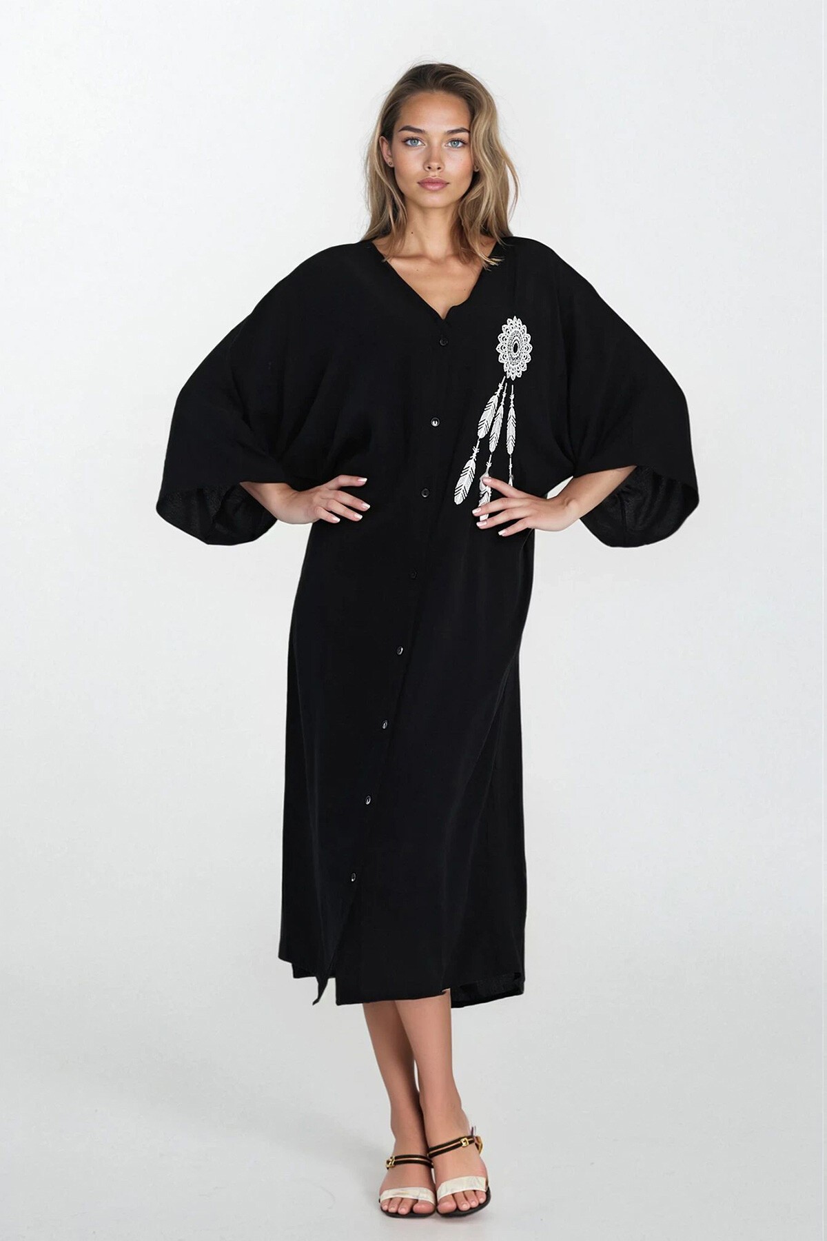 Siyah Nakış İşlemleli Düğmeli Büyük Beden Elbise