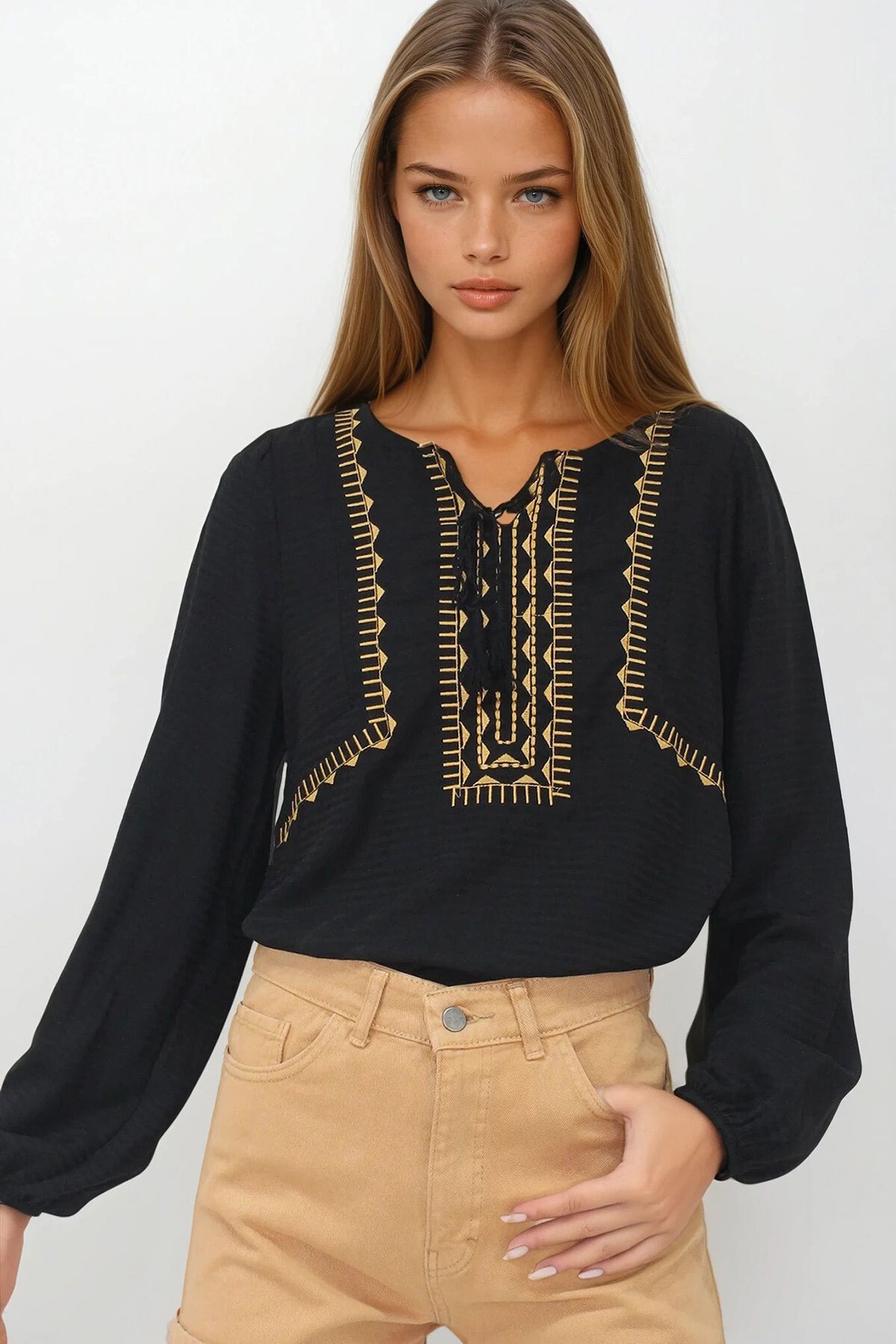 Siyah Nakışlı Armürlü Bağcık Detaylı Bluz