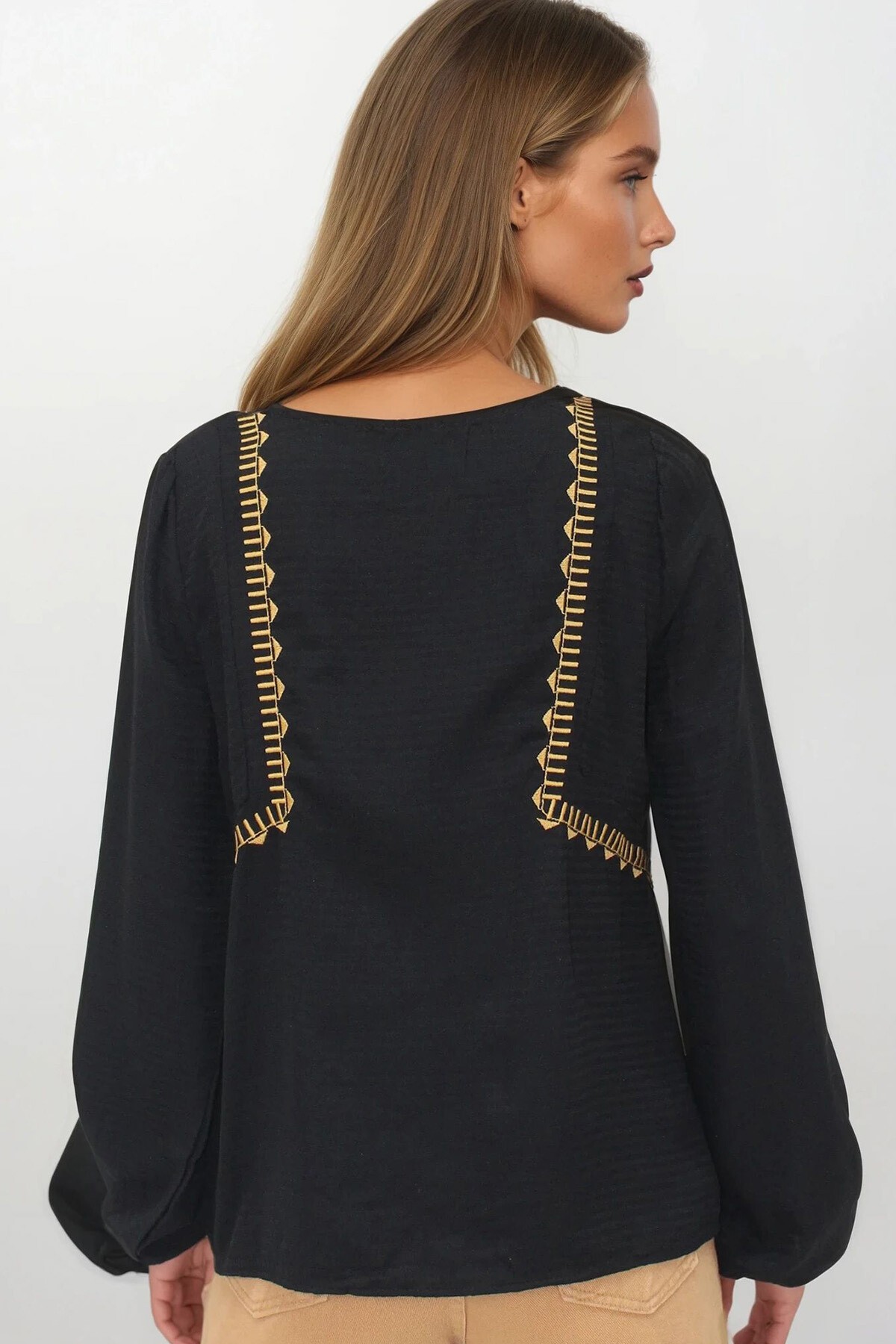Siyah Nakışlı Armürlü Bağcık Detaylı Bluz