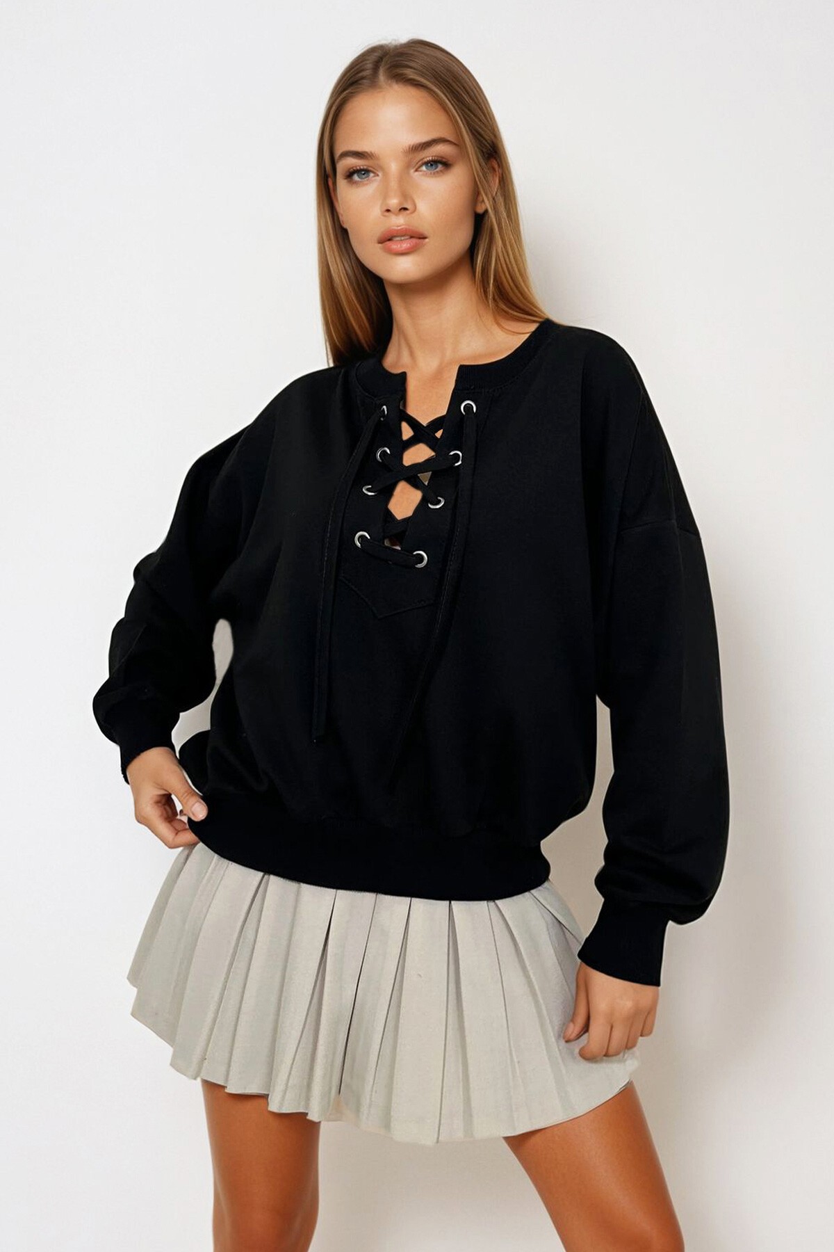 Siyah Önü Bağcıklı Oversıze Sweatshirt