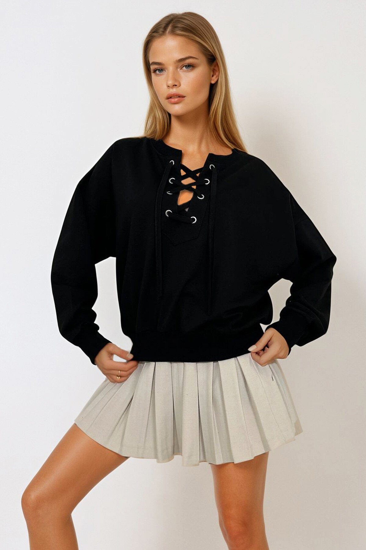 Siyah Önü Bağcıklı Oversıze Sweatshirt