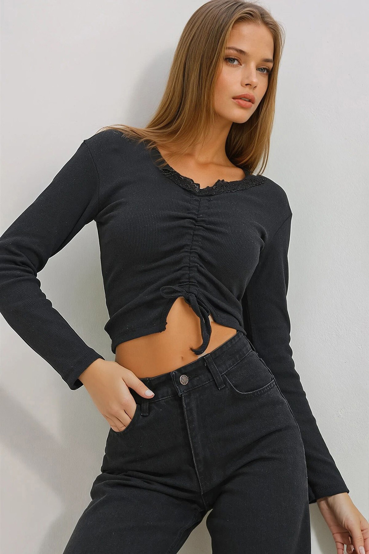 Siyah Önü Büzgülü Yakası Dantelli Bluz