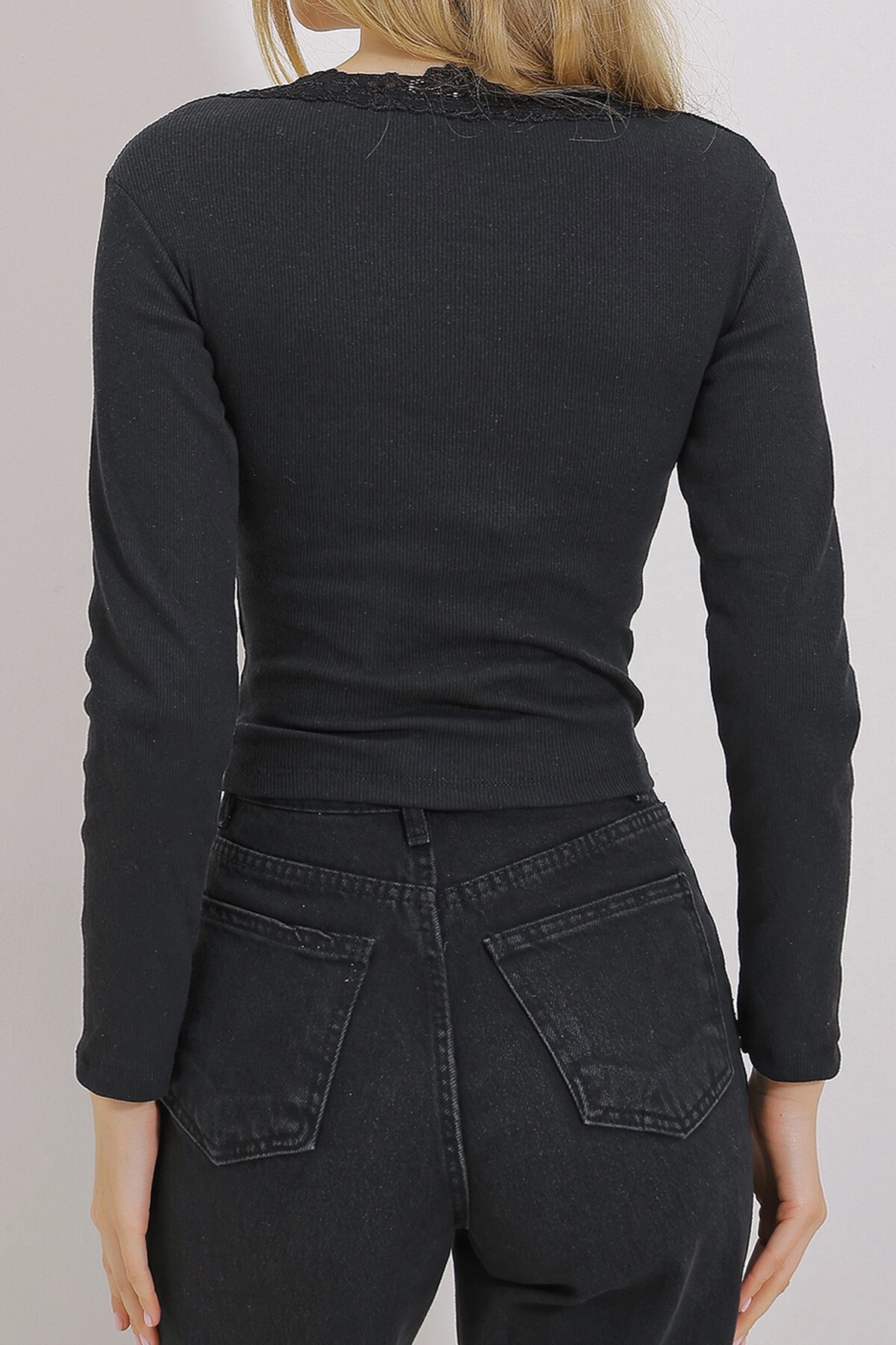 Siyah Önü Büzgülü Yakası Dantelli Bluz