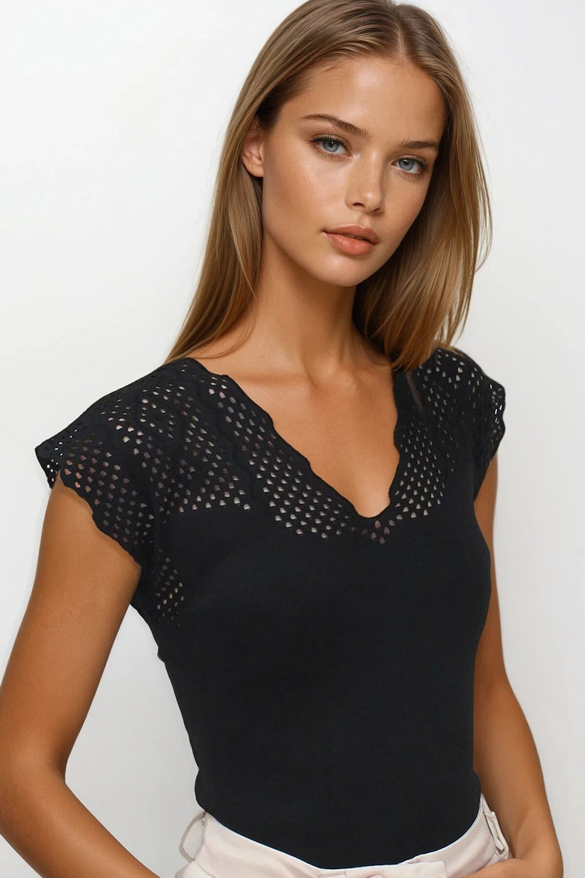 Siyah Önü Ve Arkası V Yaka Delik Ajurlu Triko Bluz
