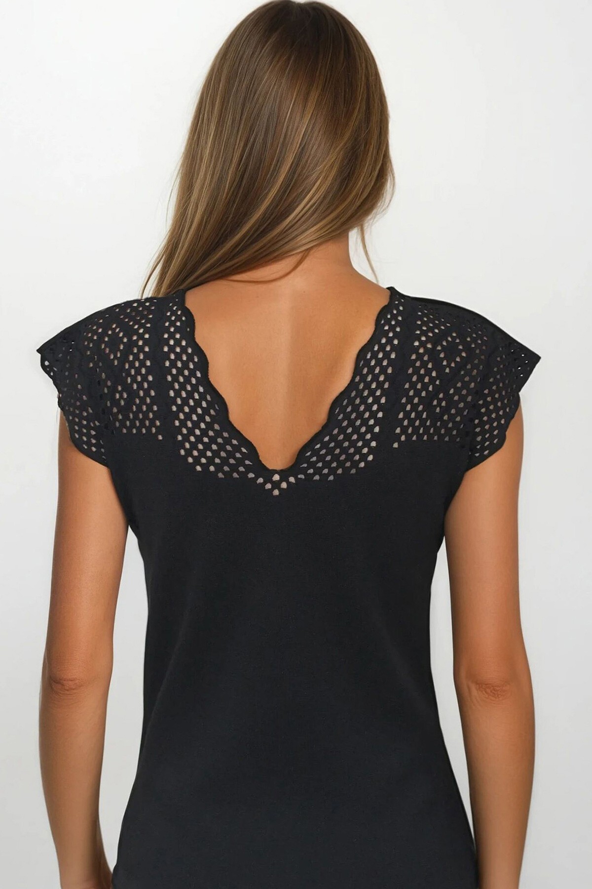 Siyah Önü Ve Arkası V Yaka Delik Ajurlu Triko Bluz