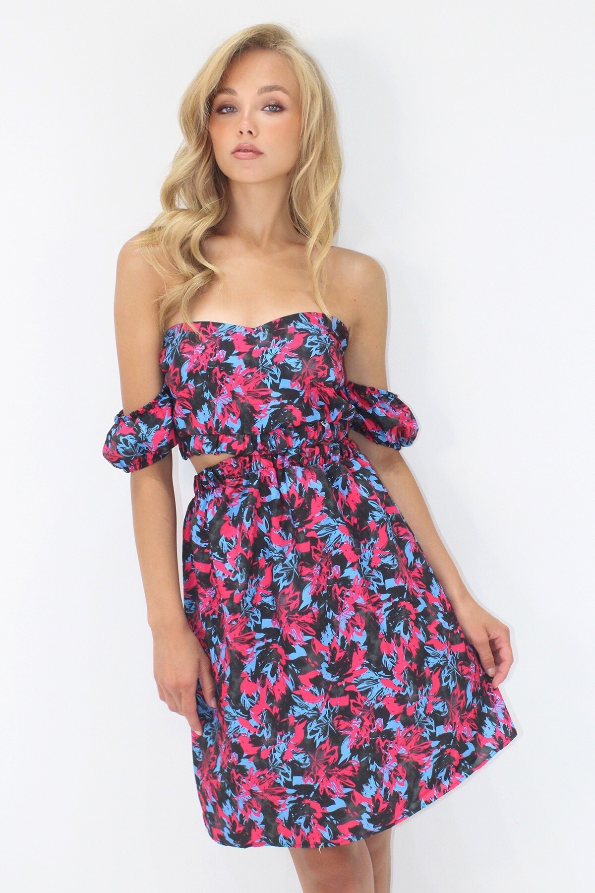 Siyah Öpücük Yaka Out-Cut Kesimli Desenli Poplin Elbise