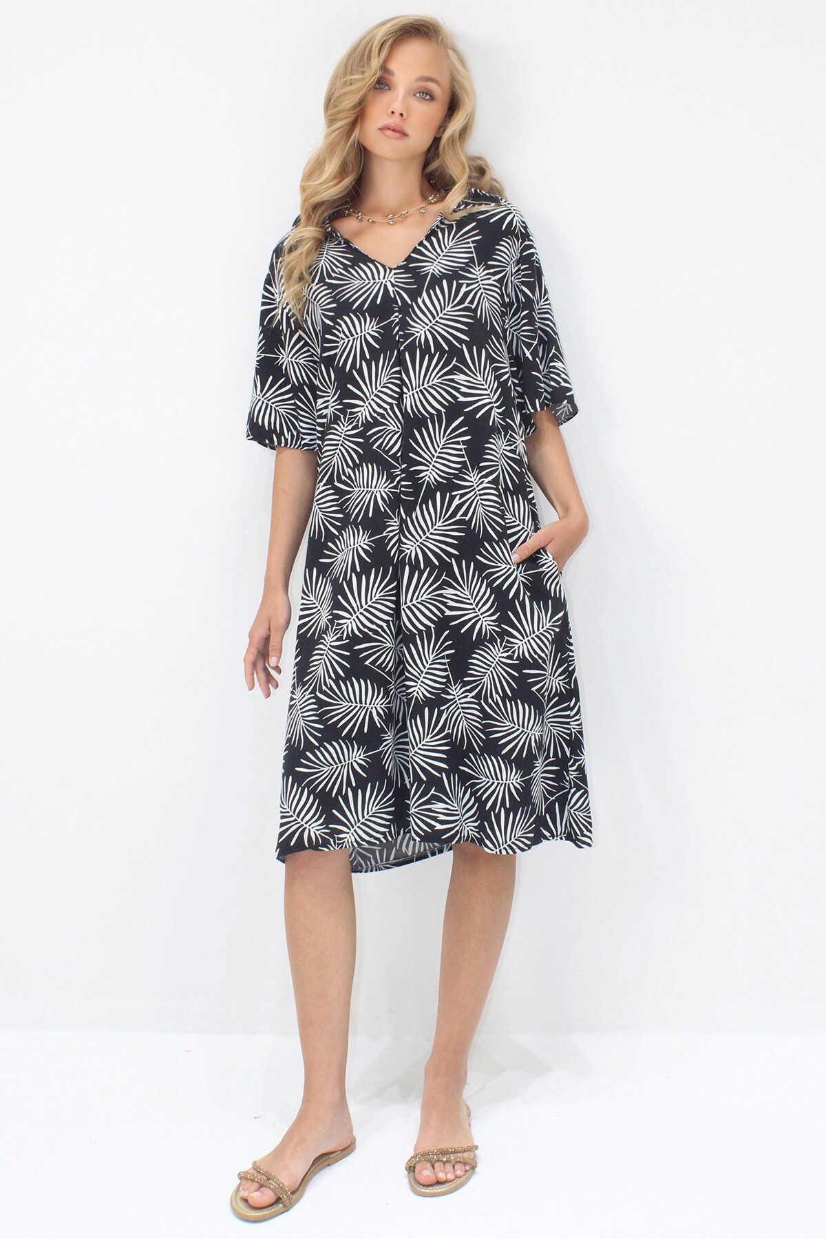 Siyah Polo Yaka Kısa Kol Desenli Çift Cepli Dokuma Viskon Elbise