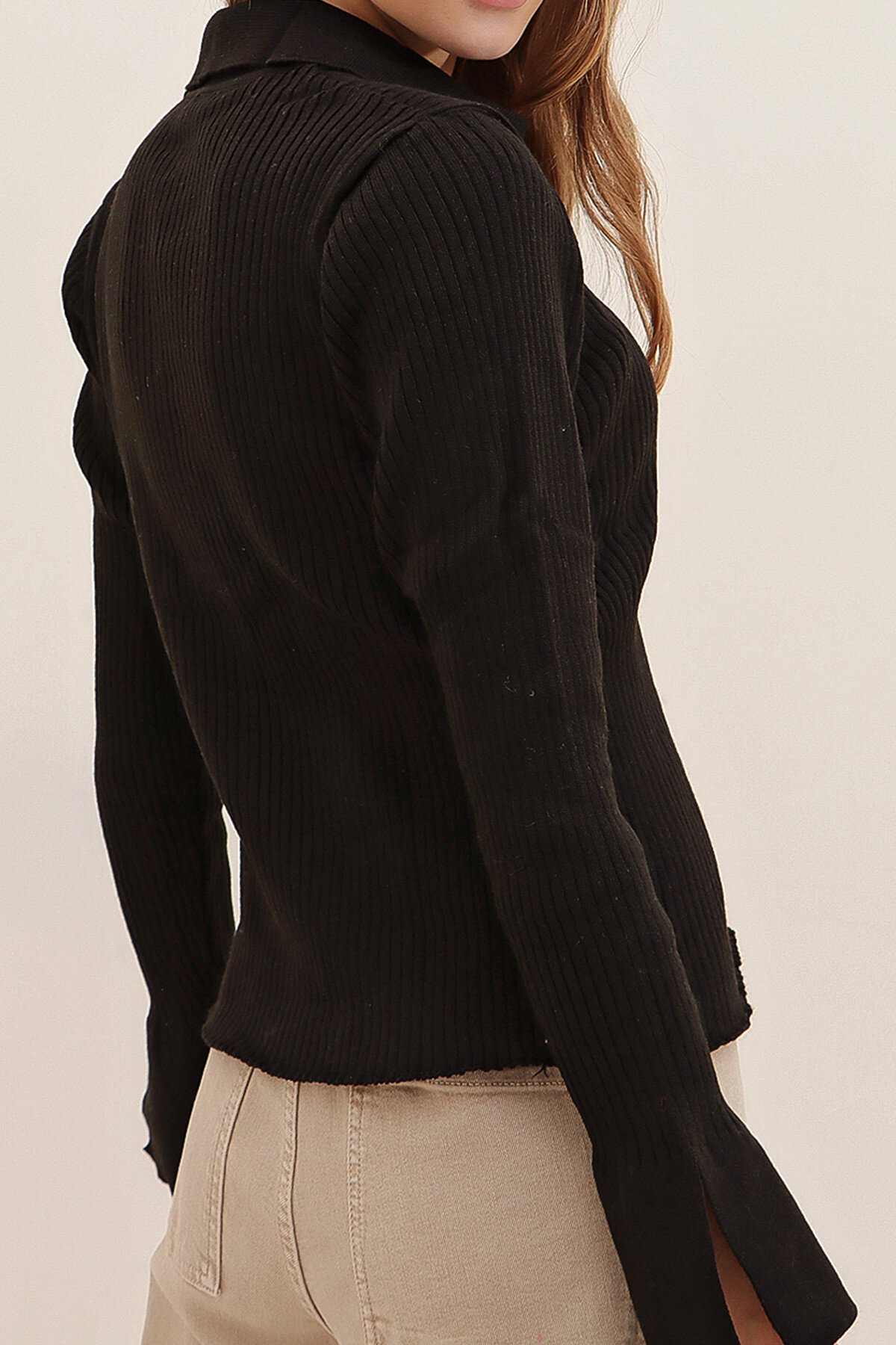 Siyah Polo Yaka Önü Düğmeli Fitilli Kolları Balenli Triko Bluz