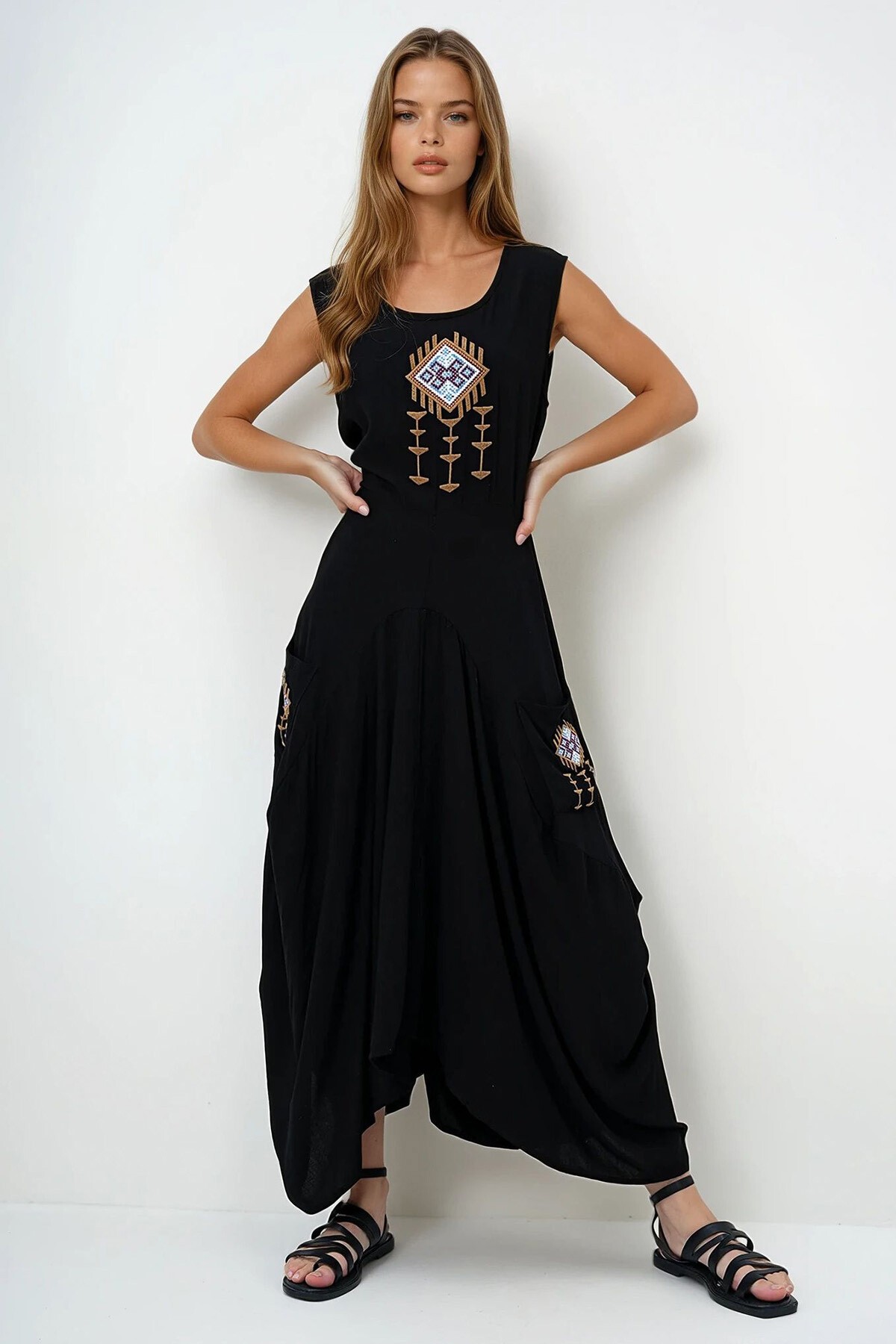 Siyah Şalvar Kesim Nakış İşlemeli Sıfır Kol Dokuma Yazlık Elbise