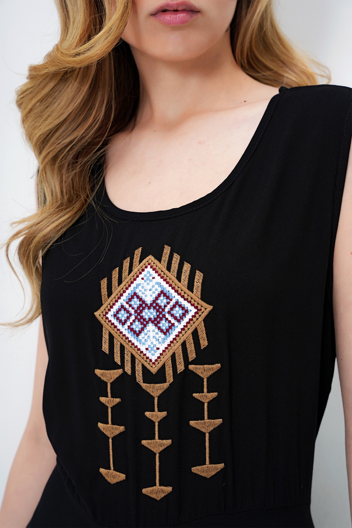 Siyah Şalvar Kesim Nakış İşlemeli Sıfır Kol Dokuma Yazlık Elbise