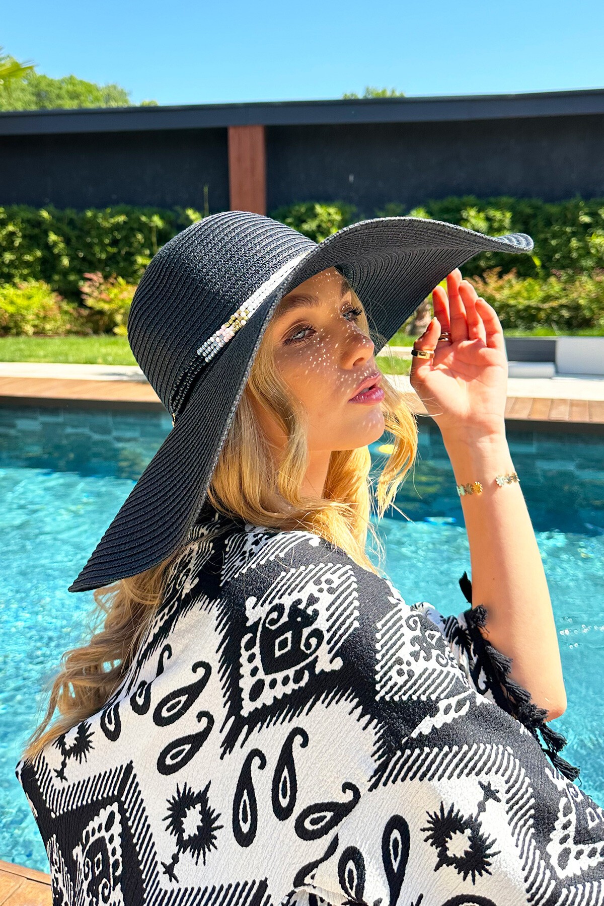 Siyah Sıra Taşlı Hasır Şapka