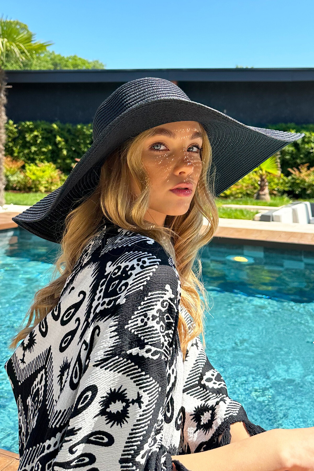 Siyah Sıra Taşlı Hasır Şapka