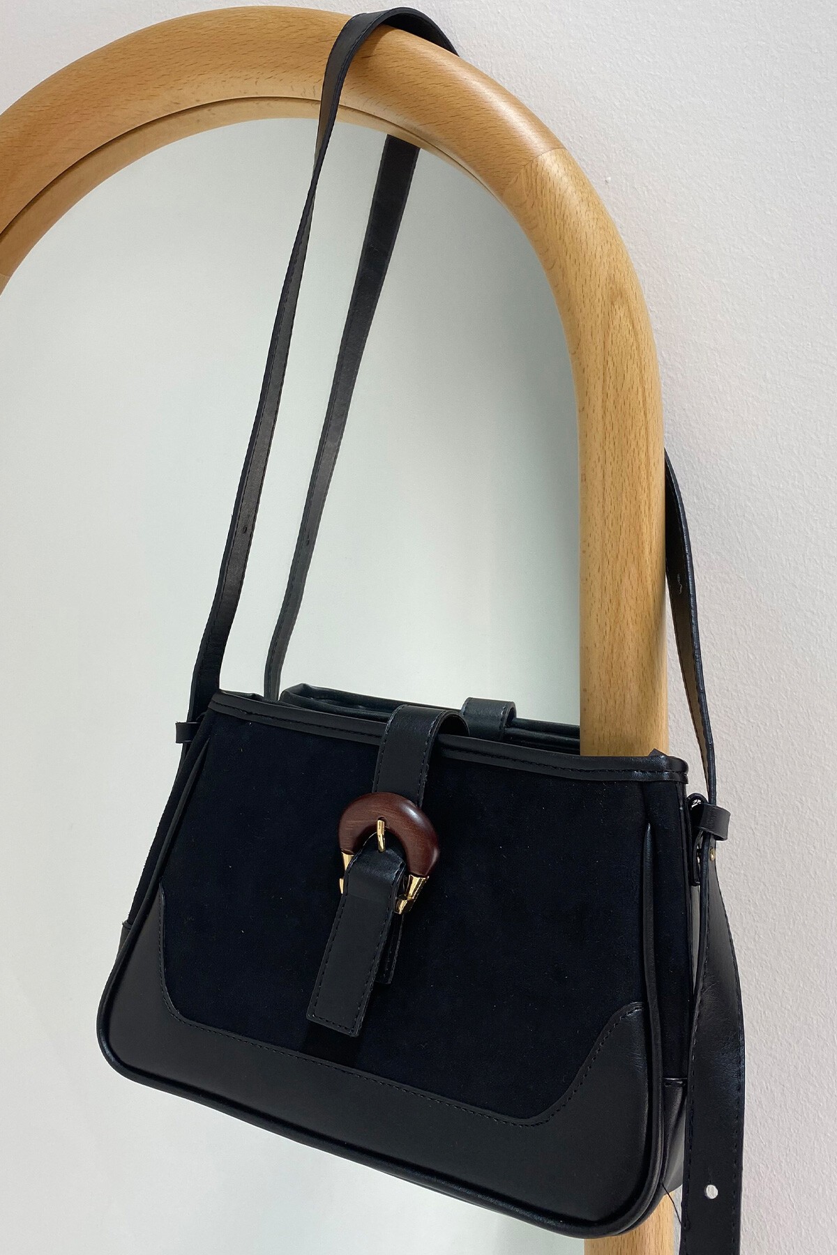 Siyah Süet Ahşap Kemerli Çanta