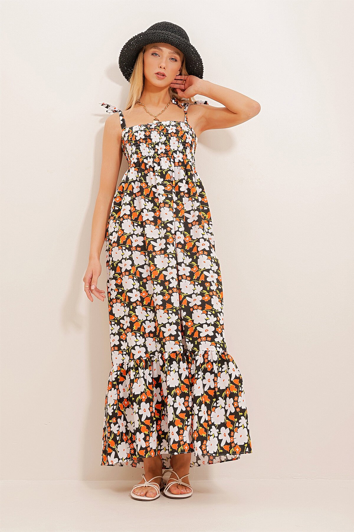 Siyah Turuncu İp Askılı Gipeli Etek Ucu Volanlı Çiçek Desenli Poplin Elbise