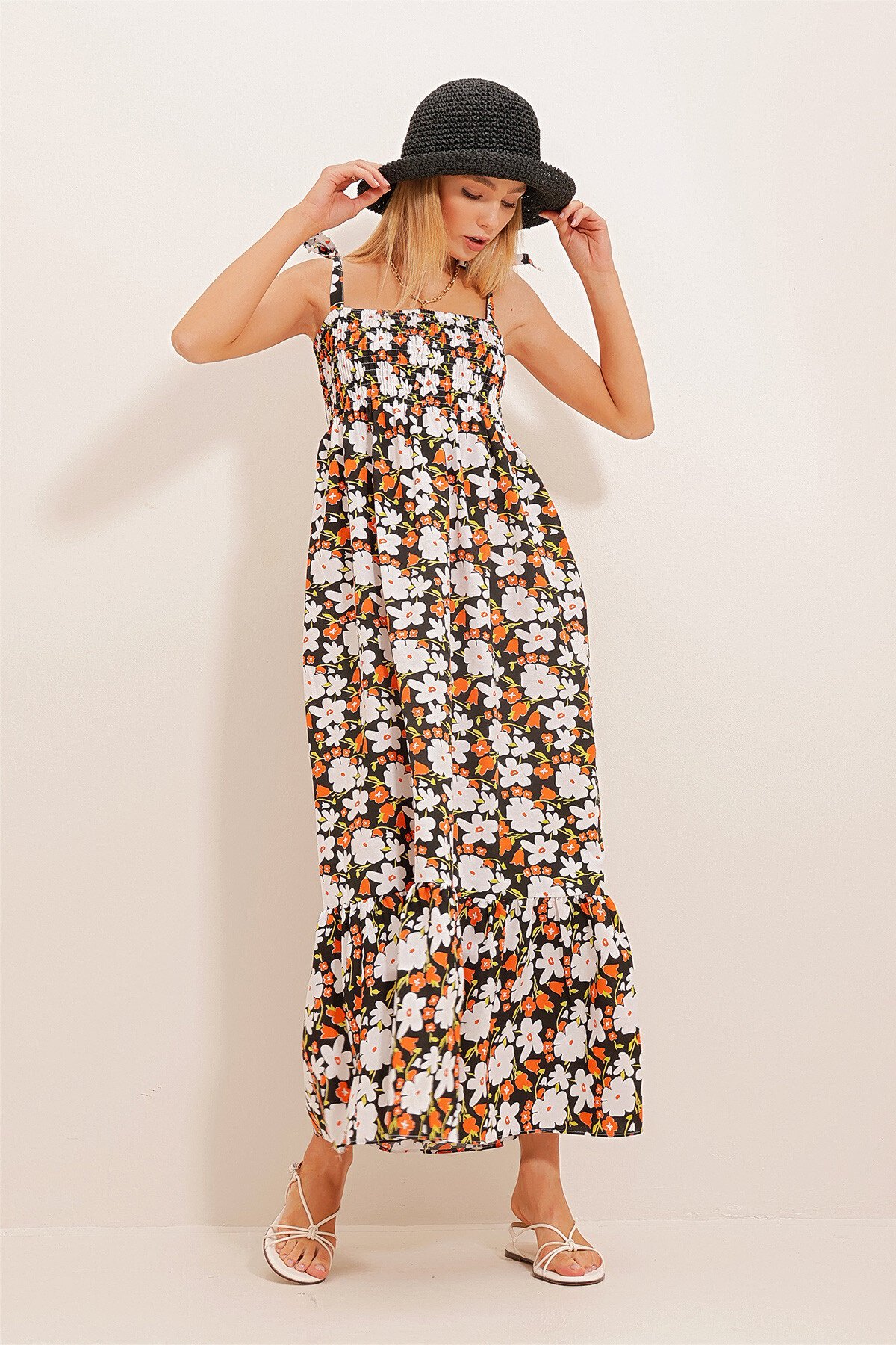 Siyah Turuncu İp Askılı Gipeli Etek Ucu Volanlı Çiçek Desenli Poplin Elbise