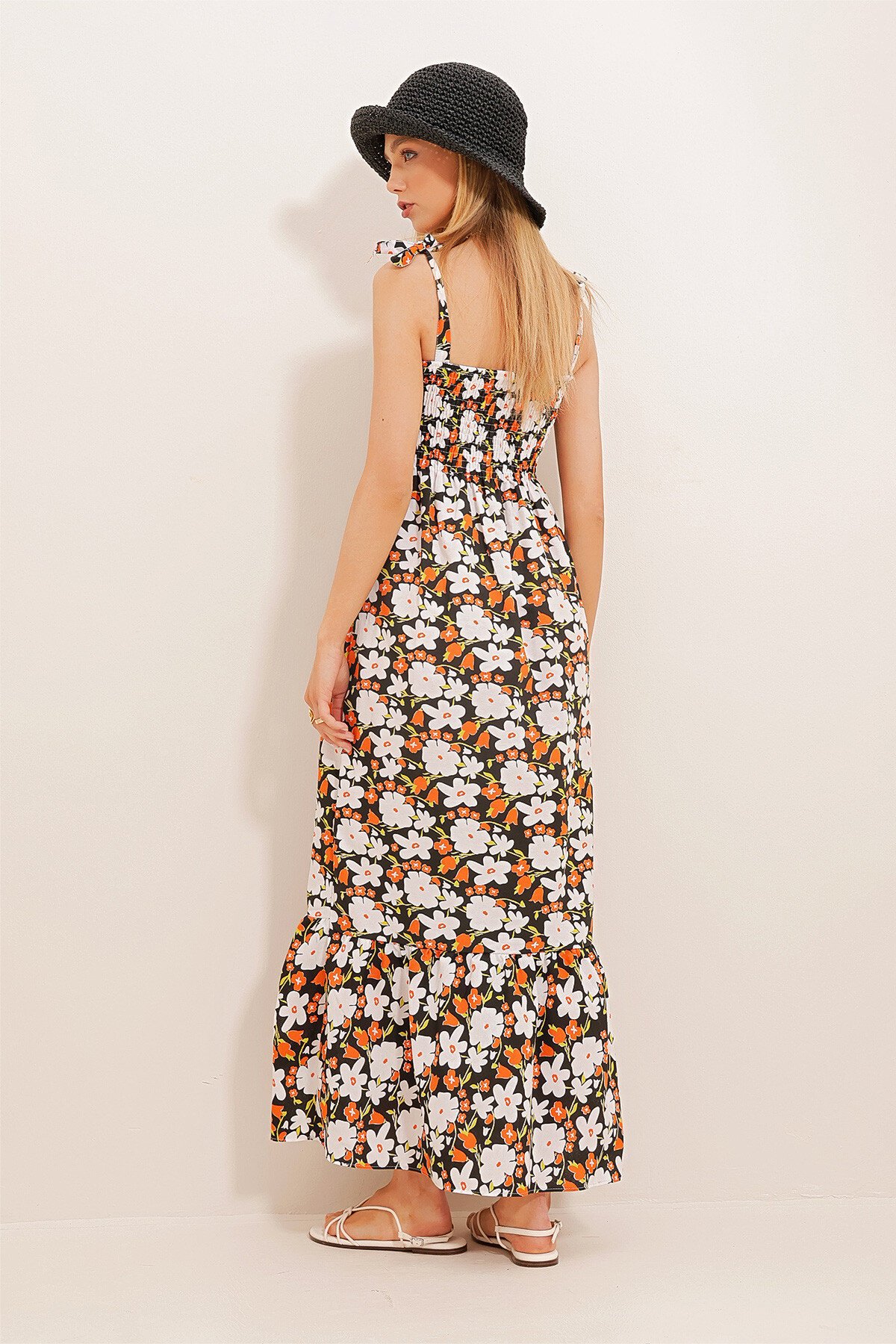 Siyah Turuncu İp Askılı Gipeli Etek Ucu Volanlı Çiçek Desenli Poplin Elbise