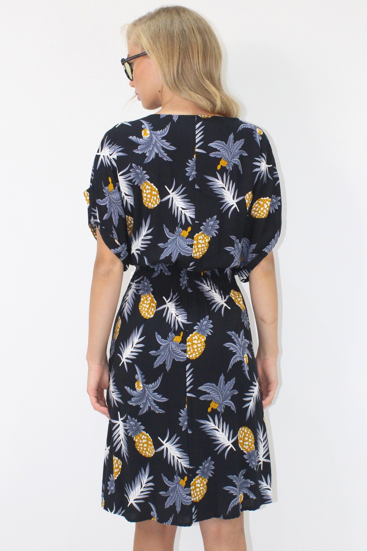 Siyah V Yaka Çift Cepli Desenli Beli Gipeli Dokuma Viskon Elbise