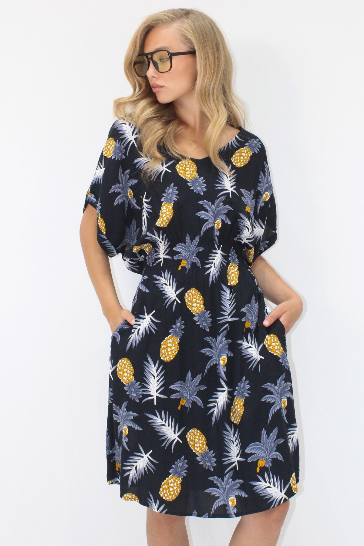 Siyah V Yaka Çift Cepli Desenli Beli Gipeli Dokuma Viskon Elbise