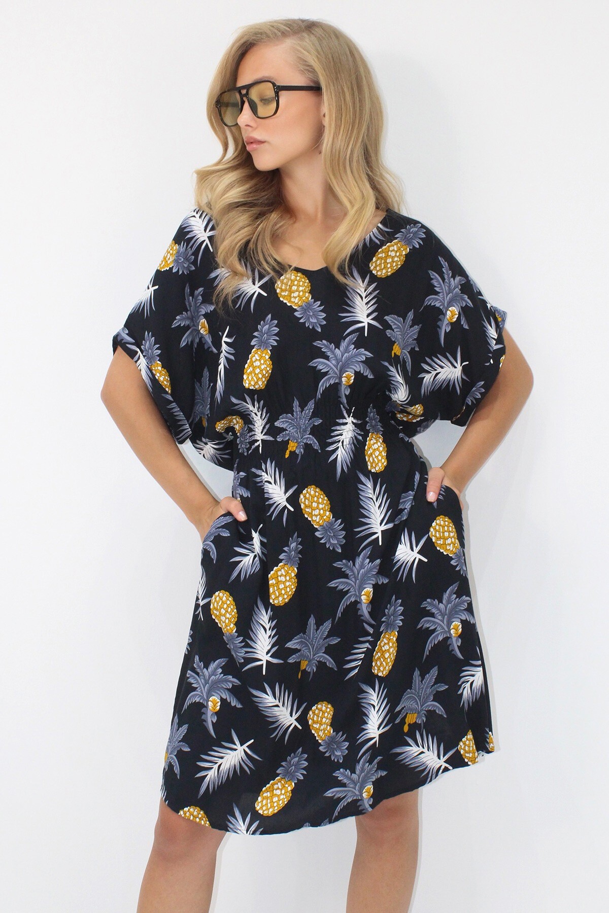 Siyah V Yaka Çift Cepli Desenli Beli Gipeli Dokuma Viskon Elbise