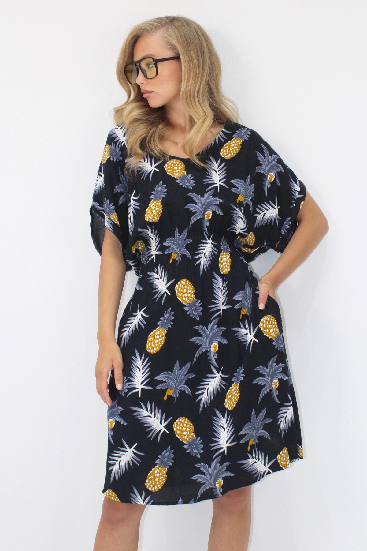 Siyah V Yaka Çift Cepli Desenli Beli Gipeli Dokuma Viskon Elbise