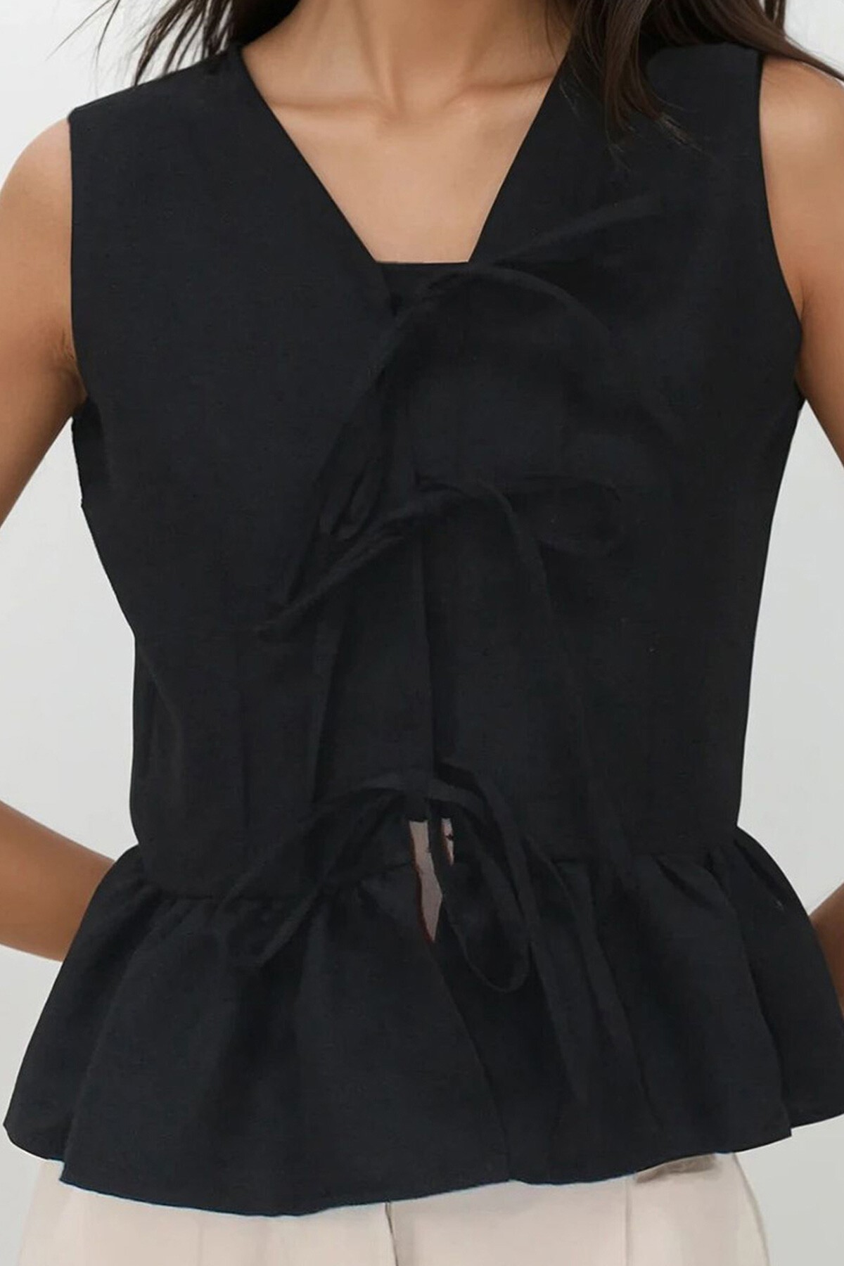 Siyah V Yaka Fiyonk Detaylı Eteği Volanlı Aerobin Bluz