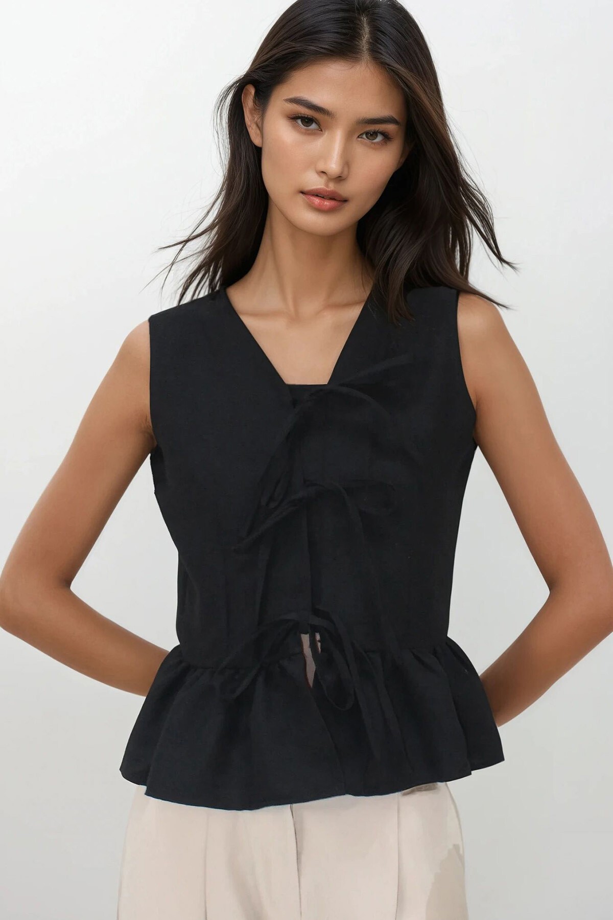 Siyah V Yaka Fiyonk Detaylı Eteği Volanlı Aerobin Bluz