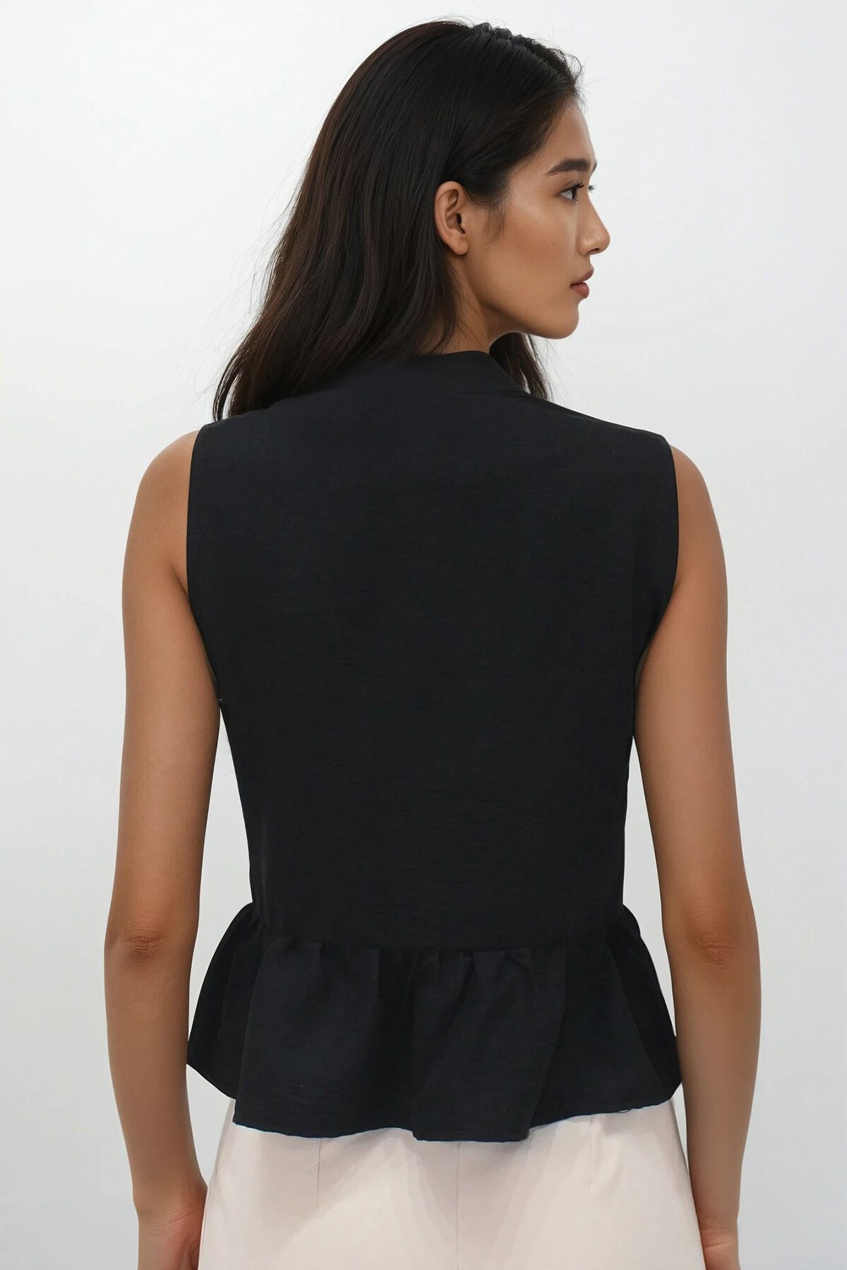 Siyah V Yaka Fiyonk Detaylı Eteği Volanlı Aerobin Bluz