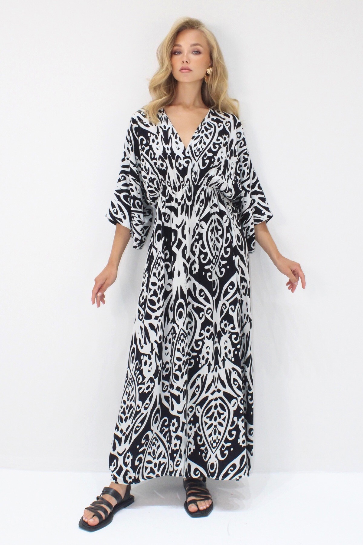 Siyah V Yaka Kruvaze Detaylı Yırtmaçlı Maxi Boy Dokuma Viskon Elbise