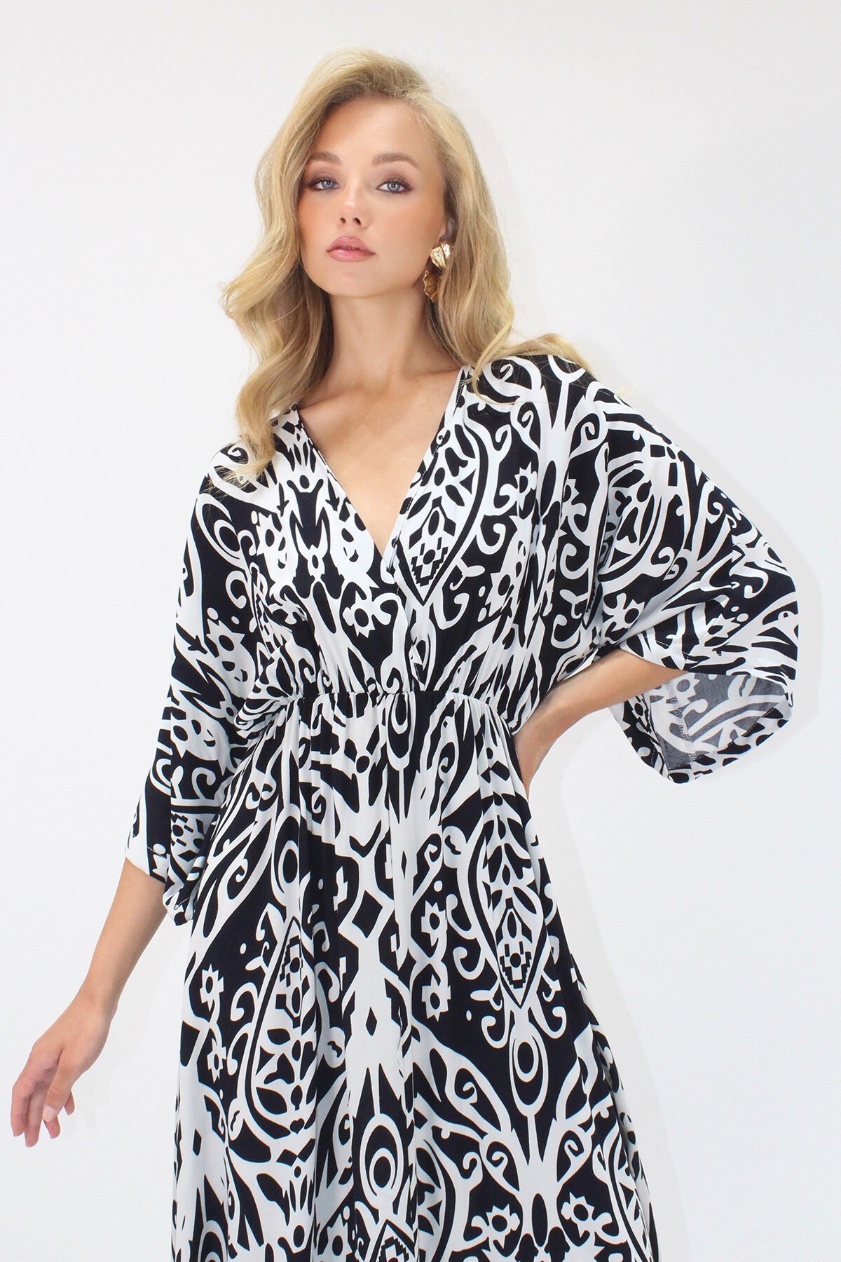 Siyah V Yaka Kruvaze Detaylı Yırtmaçlı Maxi Boy Dokuma Viskon Elbise