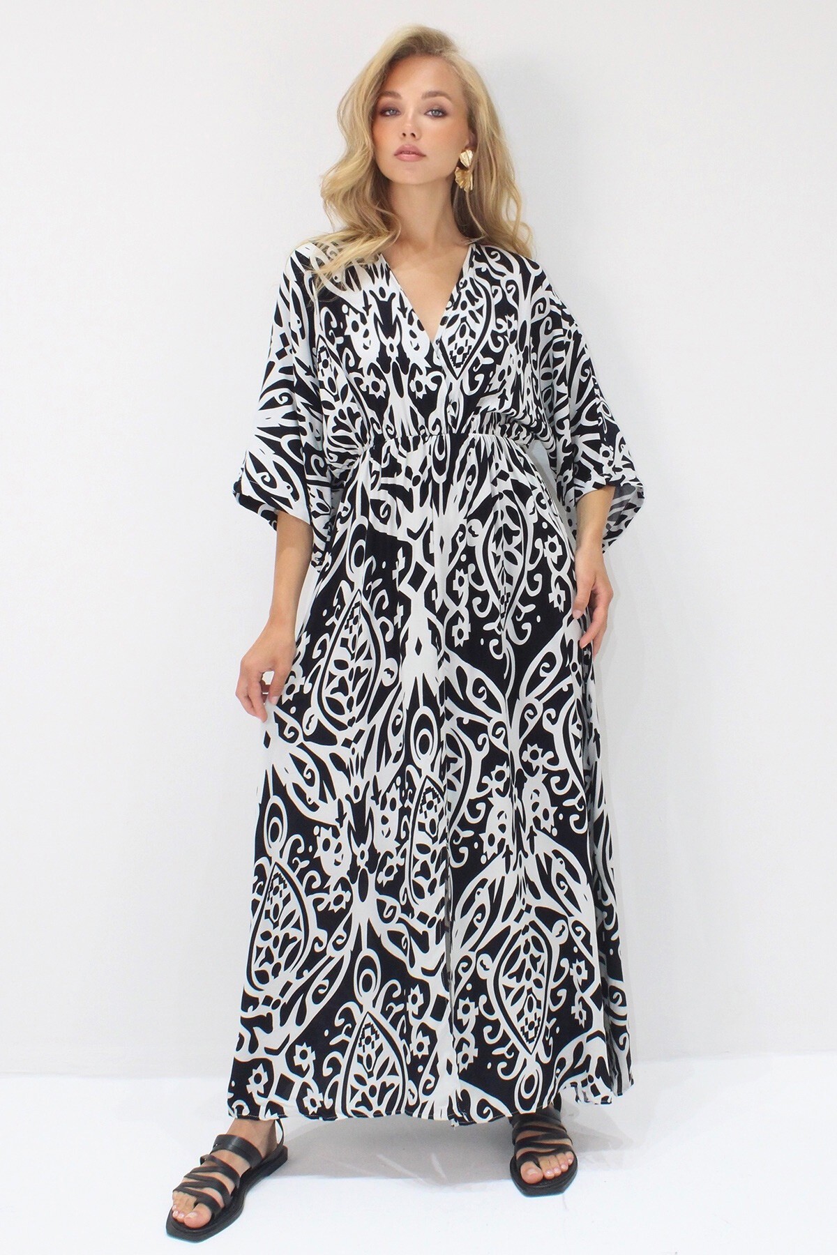 Siyah V Yaka Kruvaze Detaylı Yırtmaçlı Maxi Boy Dokuma Viskon Elbise