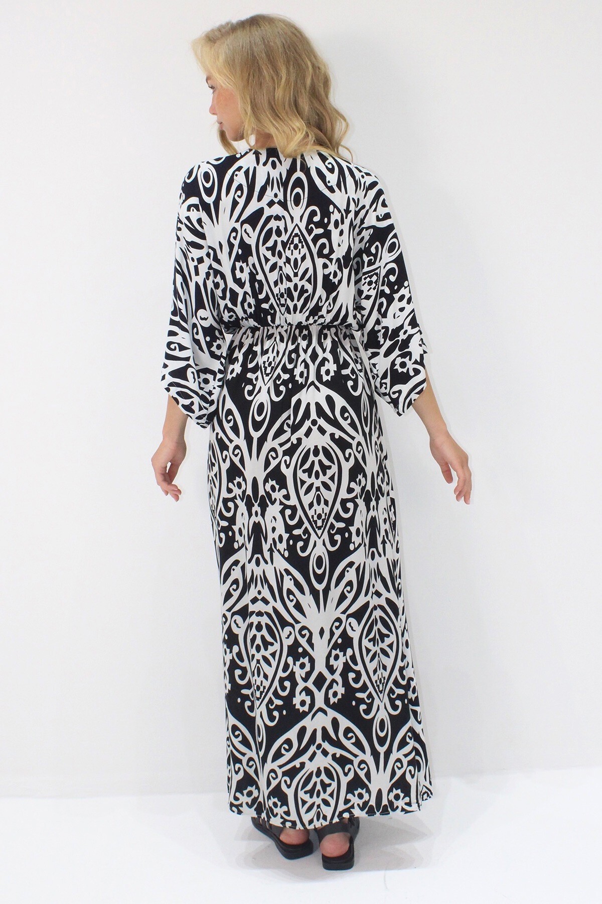 Siyah V Yaka Kruvaze Detaylı Yırtmaçlı Maxi Boy Dokuma Viskon Elbise