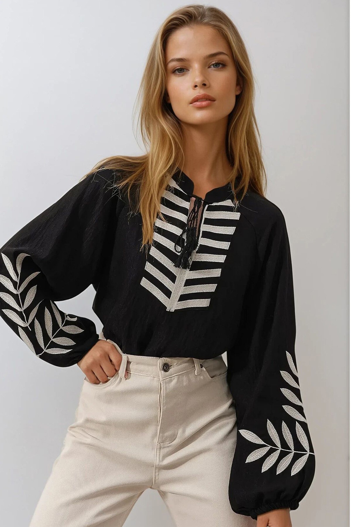 Siyah V Yaka Önden Bağlamalı Kolları Nakışlı Kontrast Geçişli Oversize Bluz