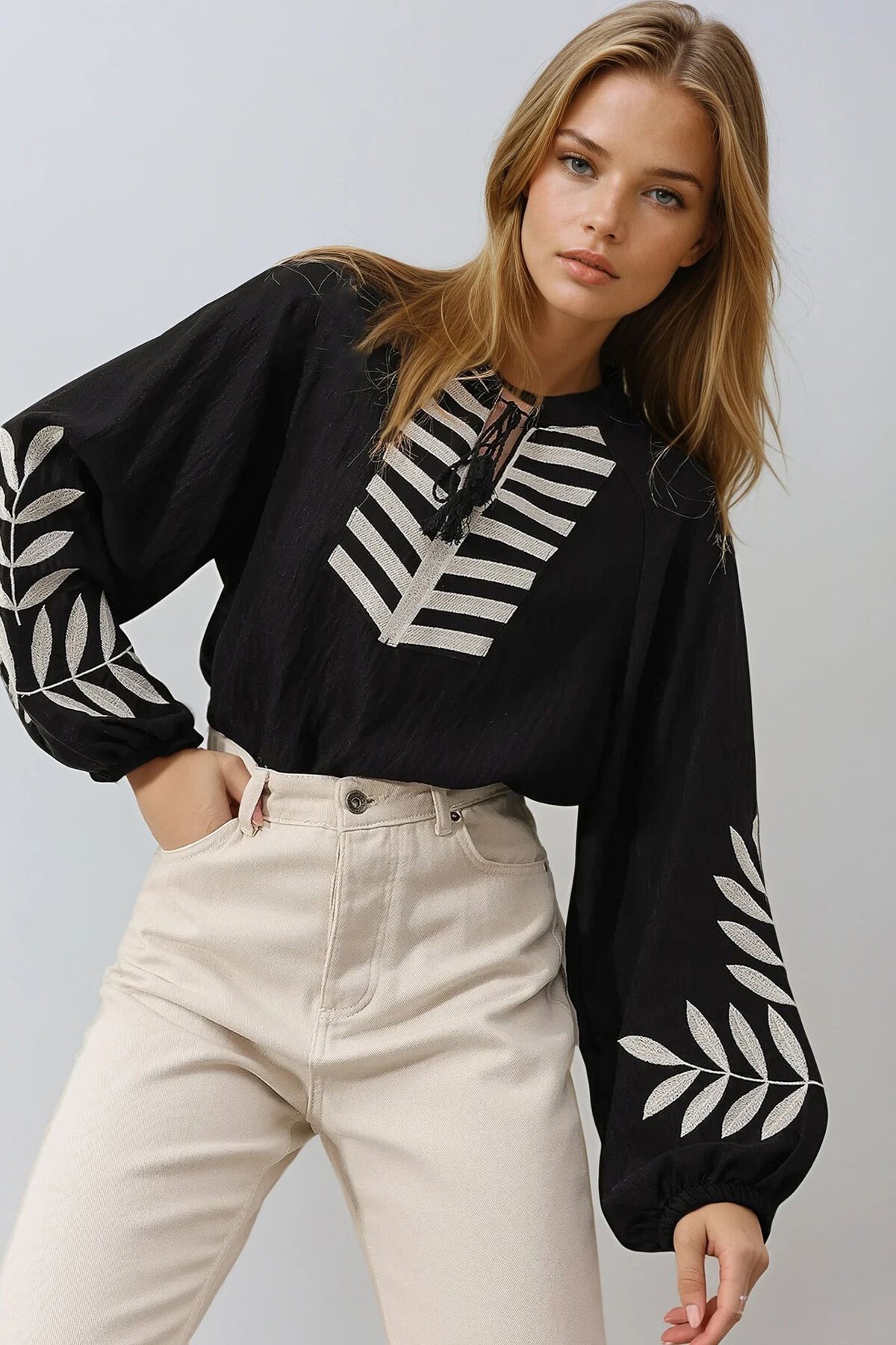 Siyah V Yaka Önden Bağlamalı Kolları Nakışlı Kontrast Geçişli Oversize Bluz