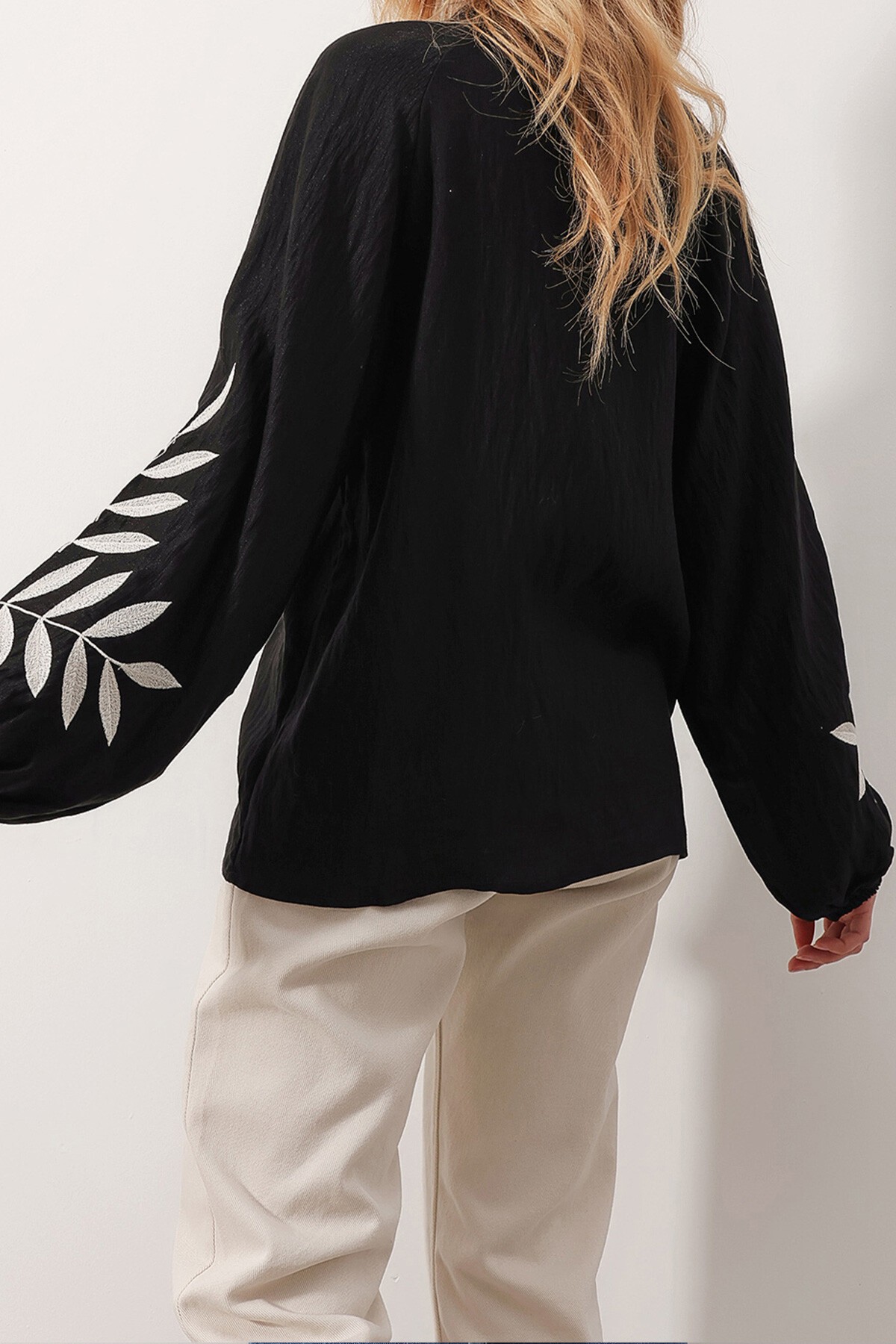 Siyah V Yaka Önden Bağlamalı Kolları Nakışlı Kontrast Geçişli Oversize Bluz