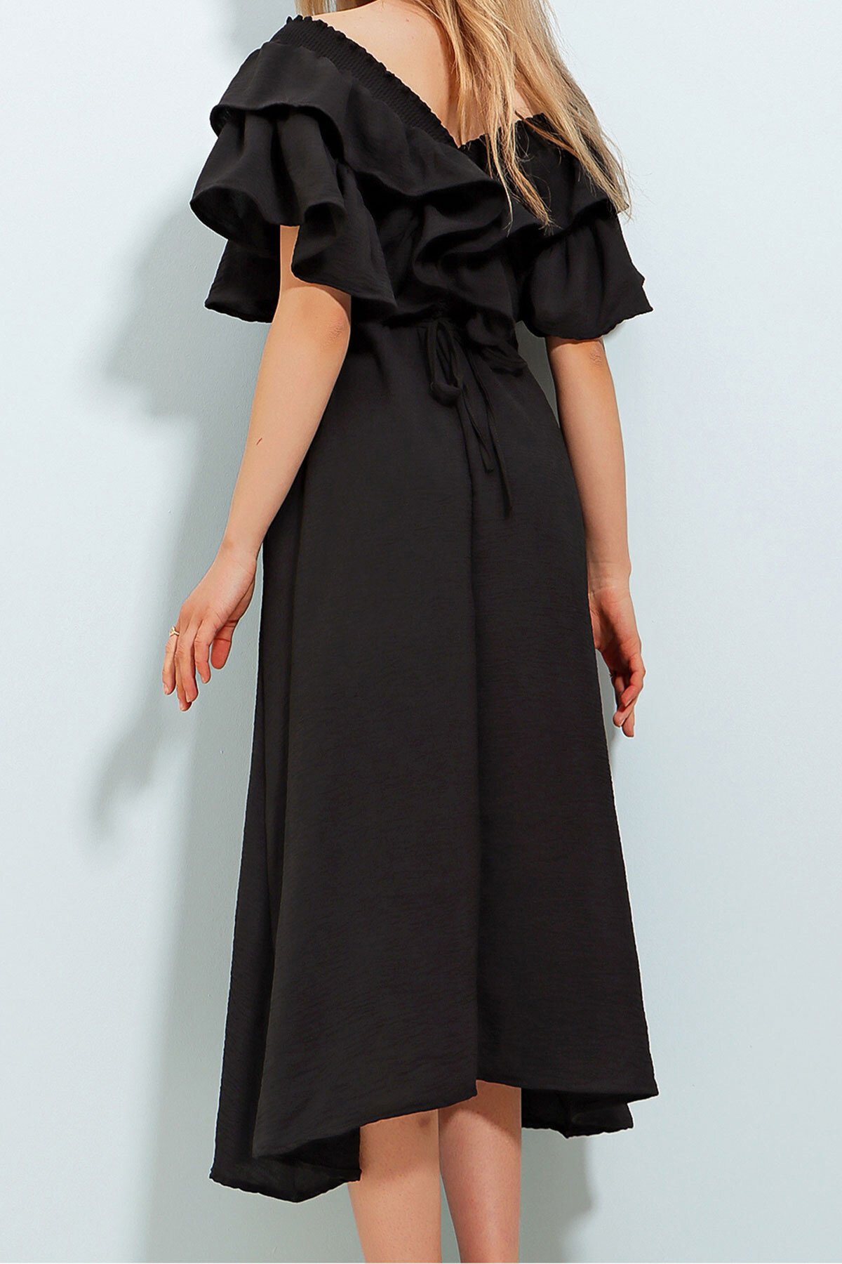 Siyah Yakası Gipeli Ve Volanlı Beli Midiboy Dokuma Elbise