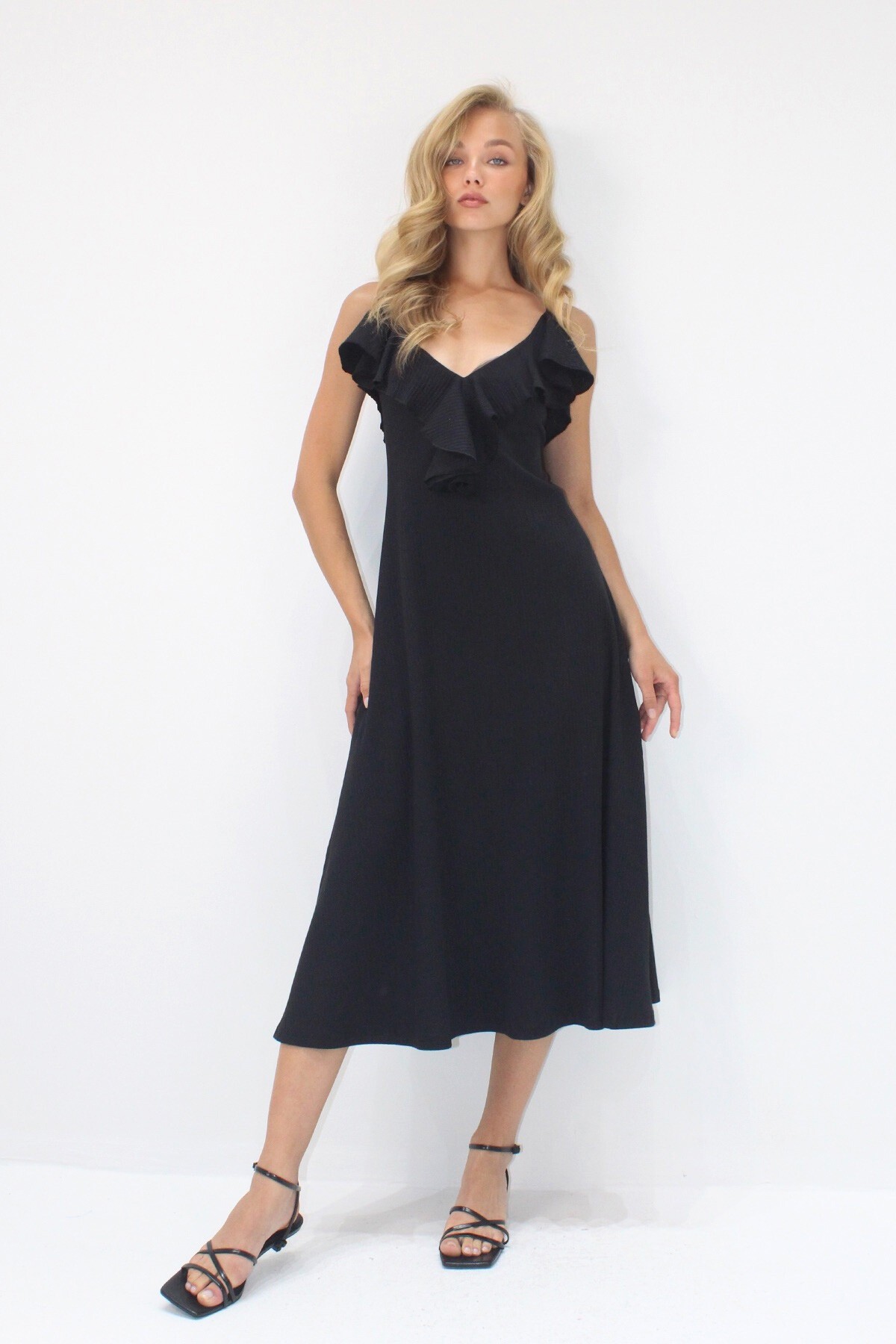 Siyah Yakası Volanlı Askılı Midi Boy Elbise