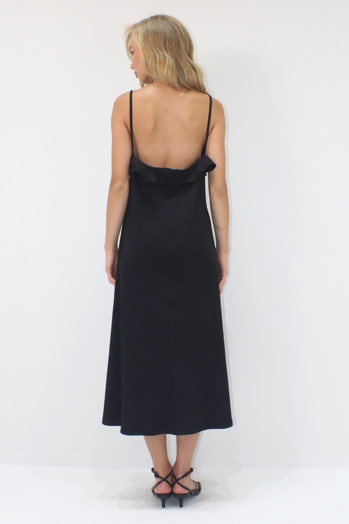 Siyah Yakası Volanlı Askılı Midi Boy Elbise