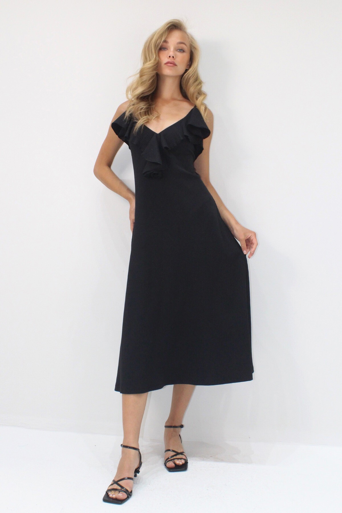 Siyah Yakası Volanlı Askılı Midi Boy Elbise