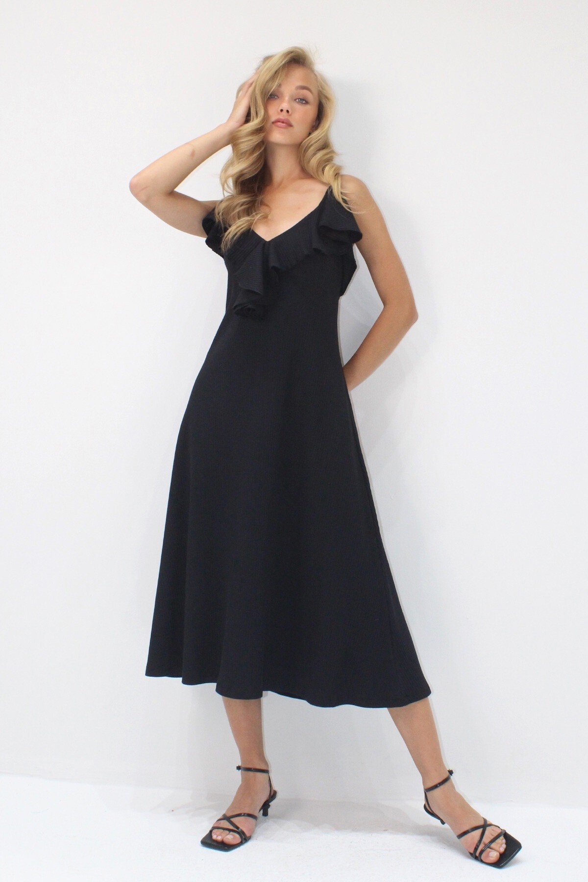 Siyah Yakası Volanlı Askılı Midi Boy Elbise