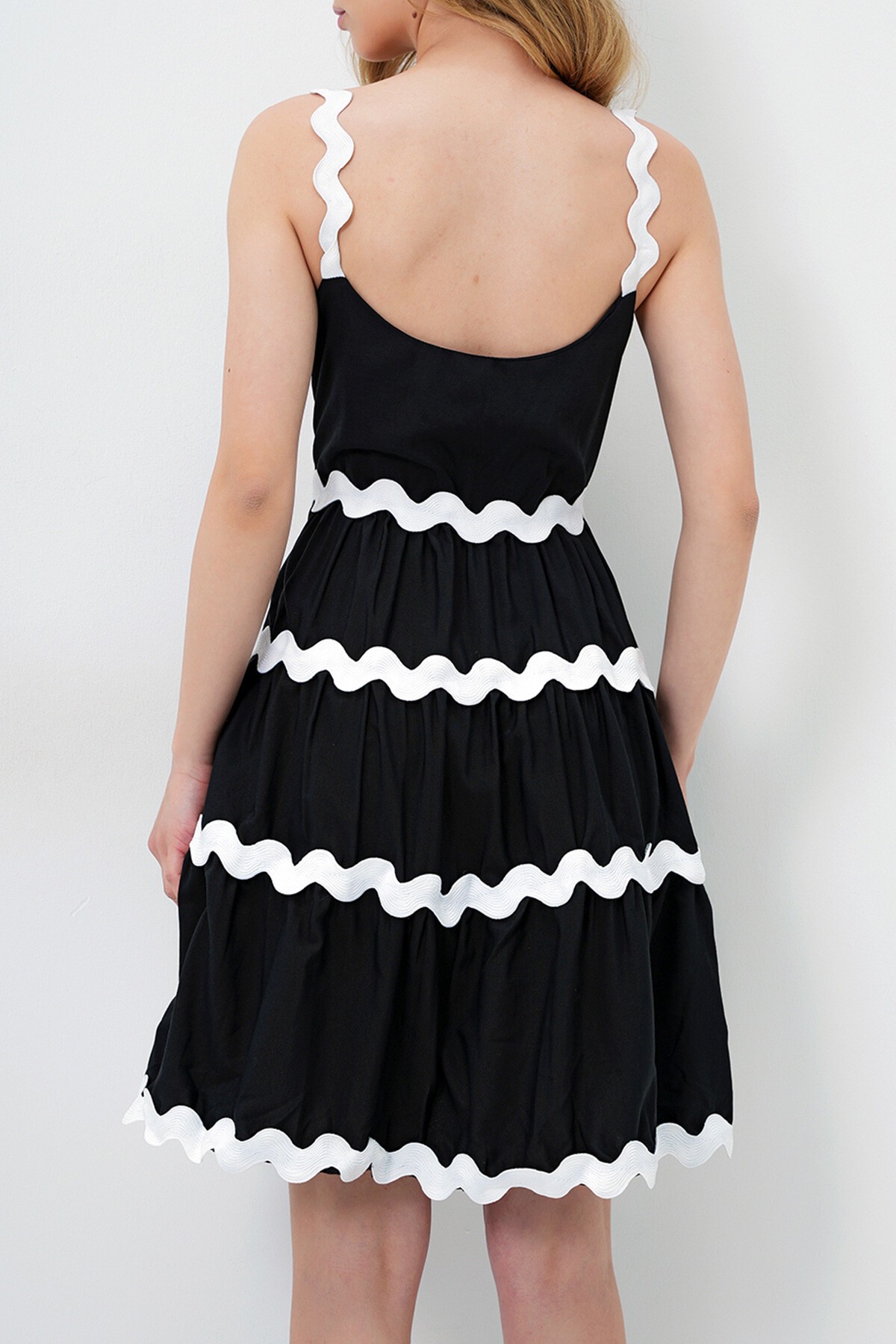 Siyah Zigzag Şerit Detaylı Gizli Fermuarlı Poplin Balon Elbise