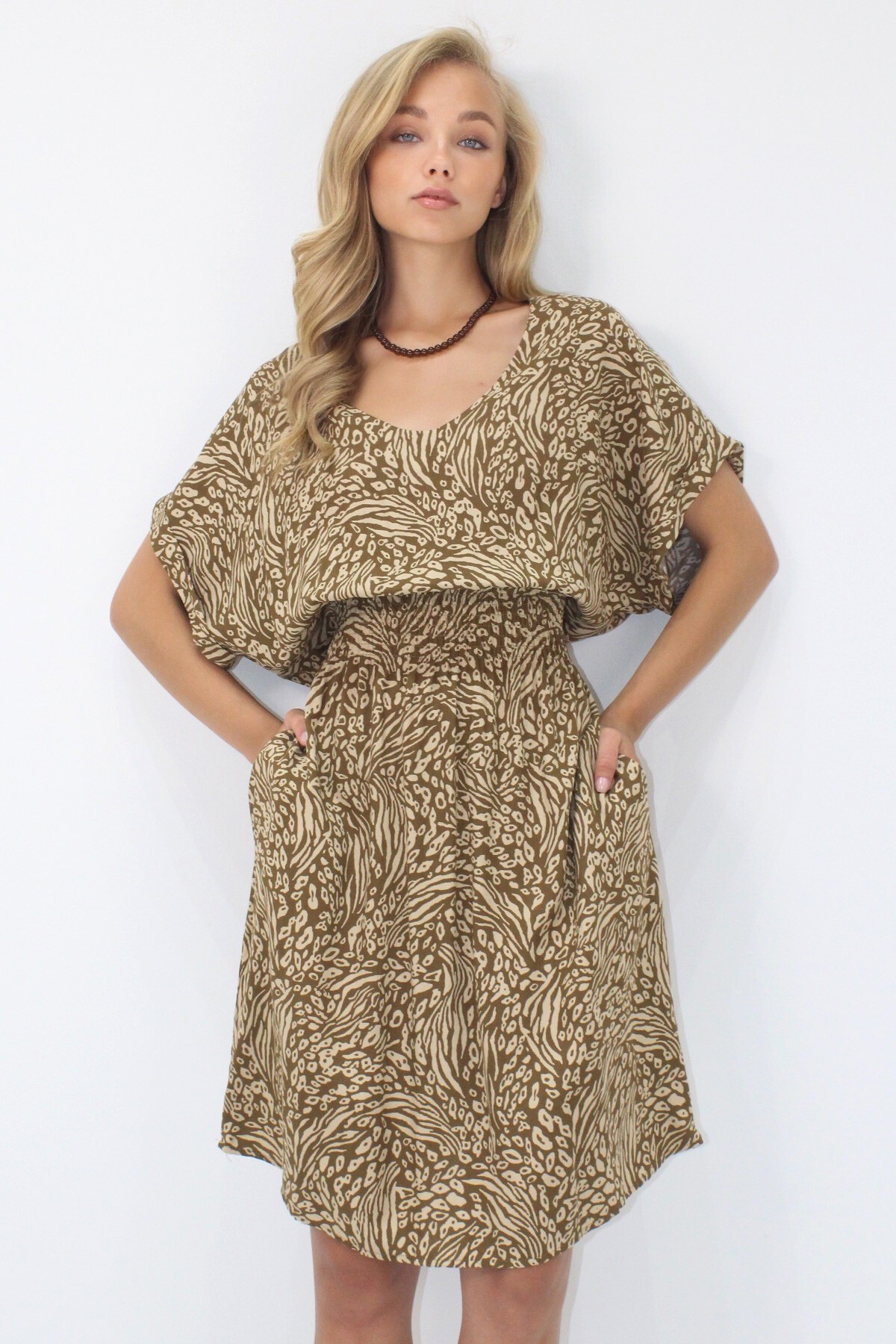 Sütlü Kahve V Yaka Çift Cepli Desenli Beli Gipeli Dokuma Viskon Elbise