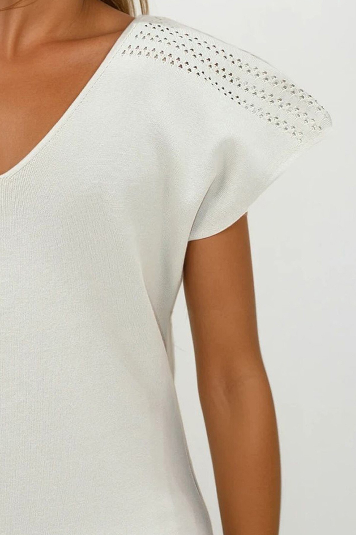 Taş Ajurlu Kolları Yırtmaç Detaylı Triko Bluz