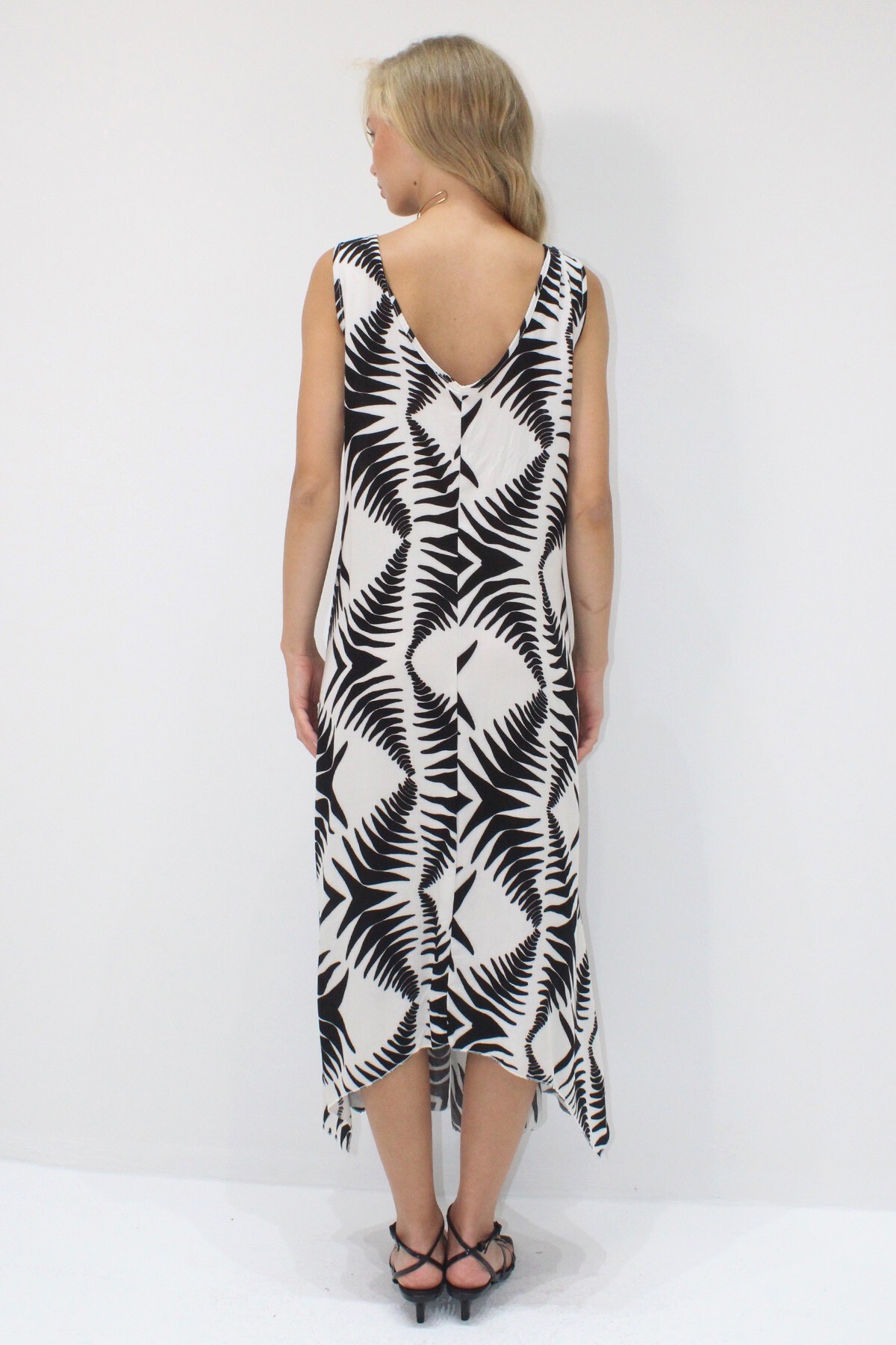 Taş Asimetrik Kesim Askılı Halka Detaylı Rahat Kalıp Dokuma Viskon Elbise