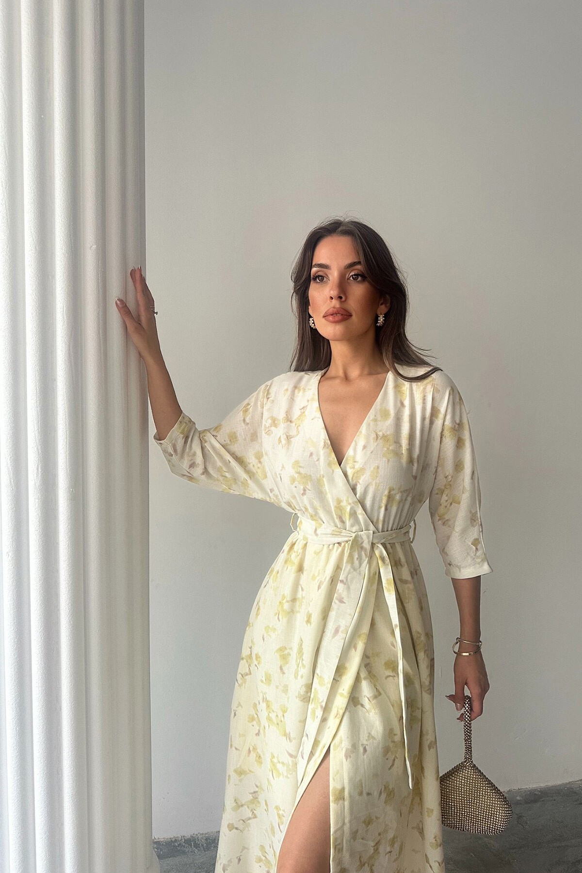 Tereyağı Sarısı Kuşaklı Beli Lastikli Kruvaze Yaka Midi Boy Keten Elbise