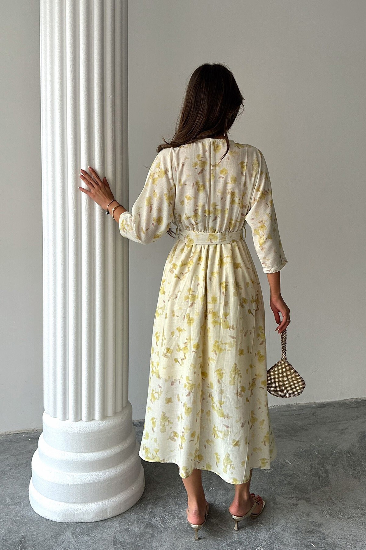 Tereyağı Sarısı Kuşaklı Beli Lastikli Kruvaze Yaka Midi Boy Keten Elbise