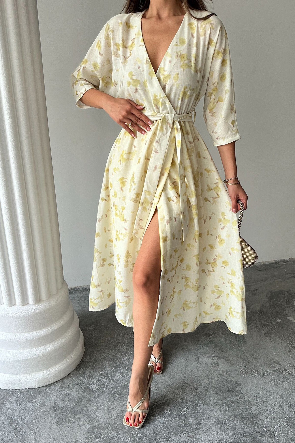 Tereyağı Sarısı Kuşaklı Beli Lastikli Kruvaze Yaka Midi Boy Keten Elbise